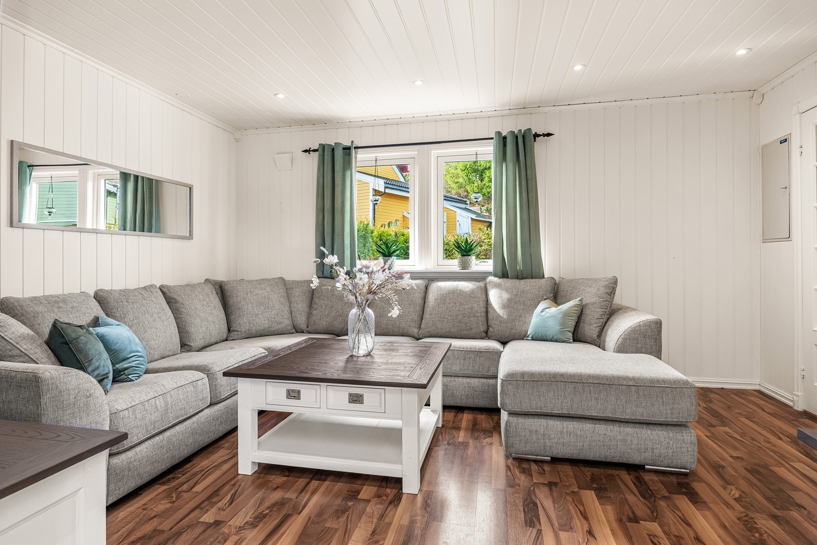 Stue med fleksible møbleringsmuligheter. Galleribilde