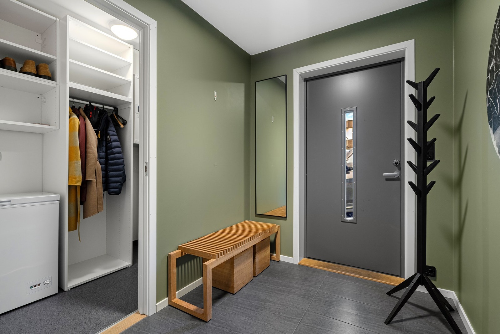 Romslig entré med god plass til å henge fra seg yttertøy. Galleribilde