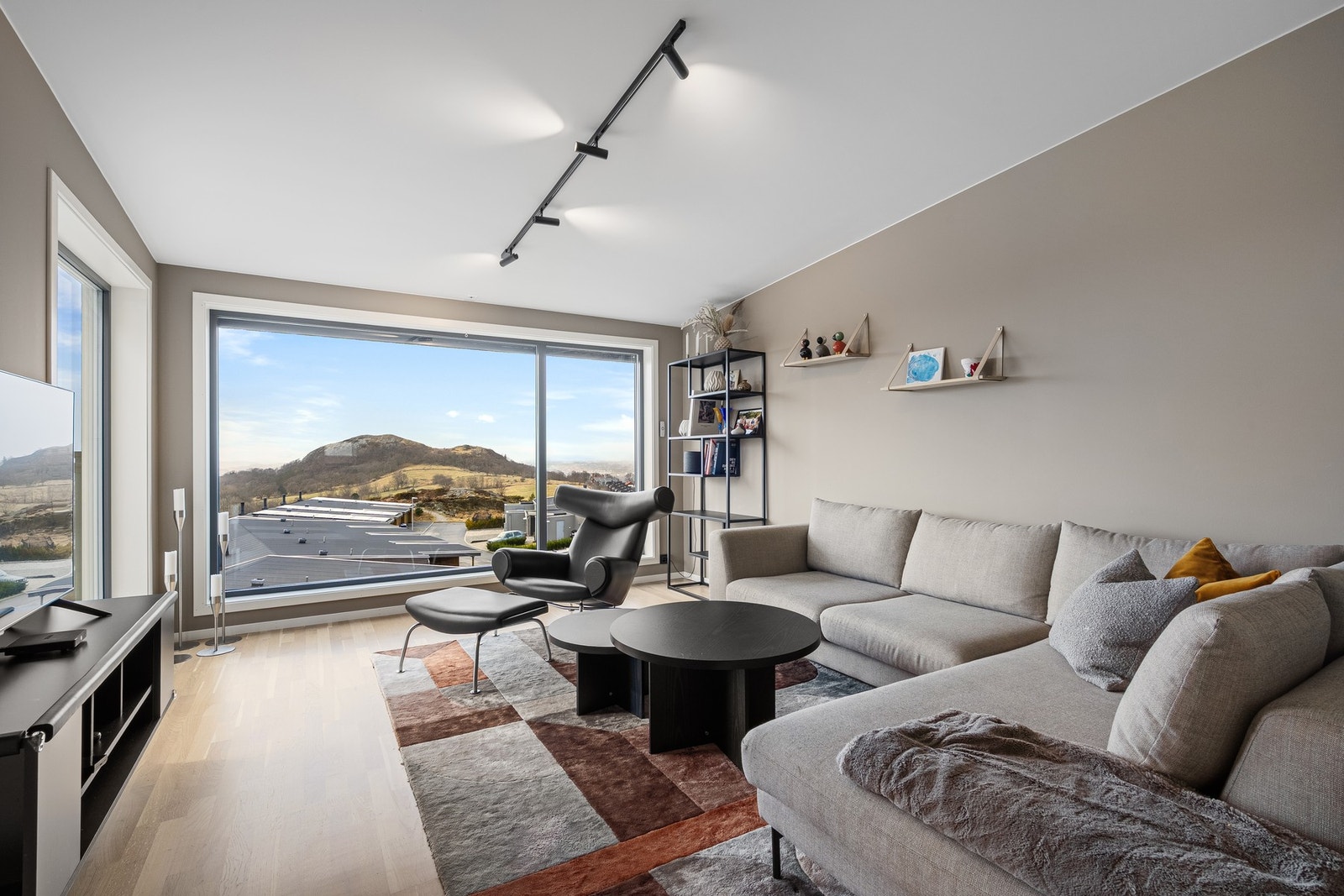 Boligen har store vindusflater som sikrer flott utsyn og rikelig med naturlig lysinnslipp. Galleribilde