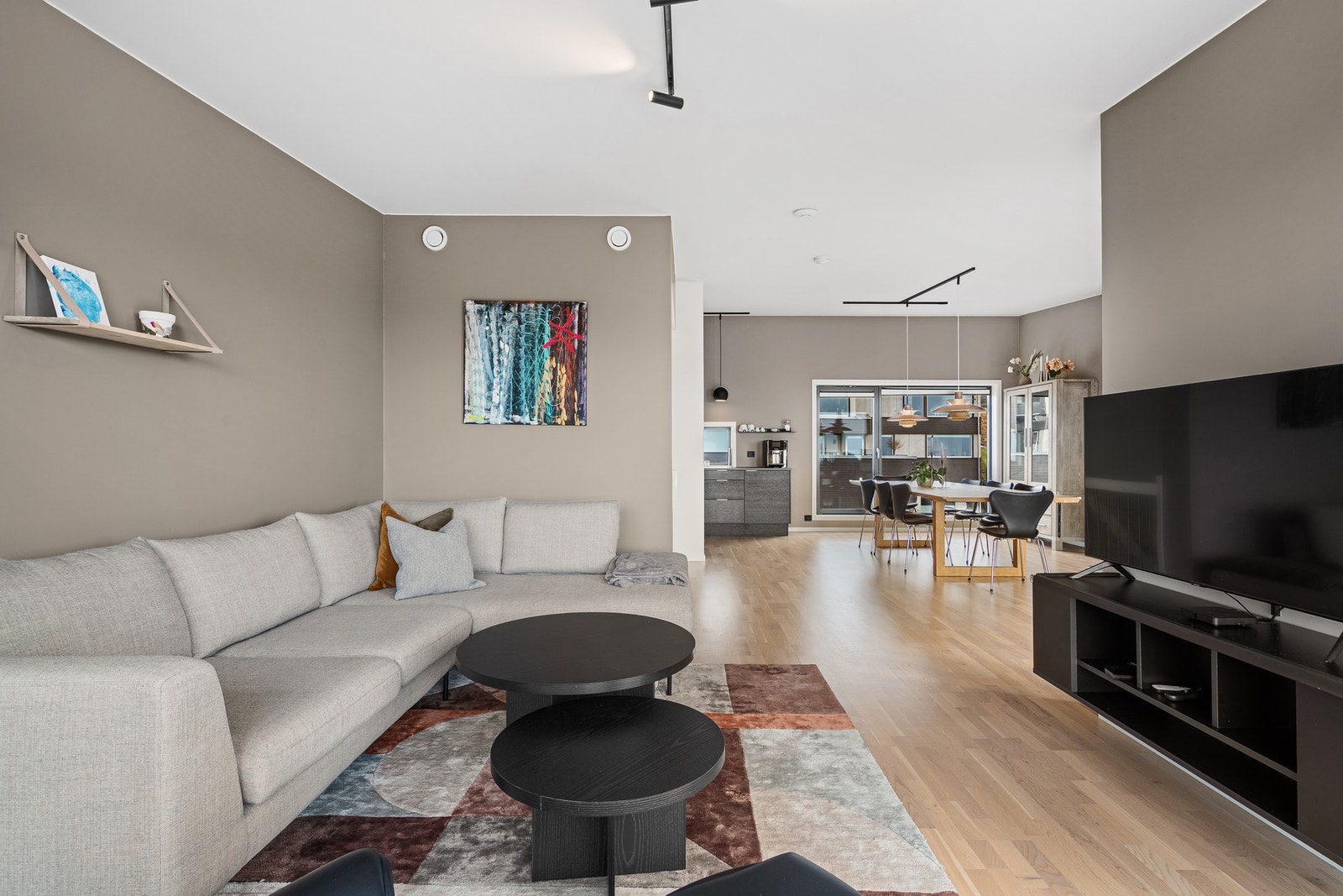 Stuen er romslig og kan enkelt møbleres i ulike soner. Galleribilde