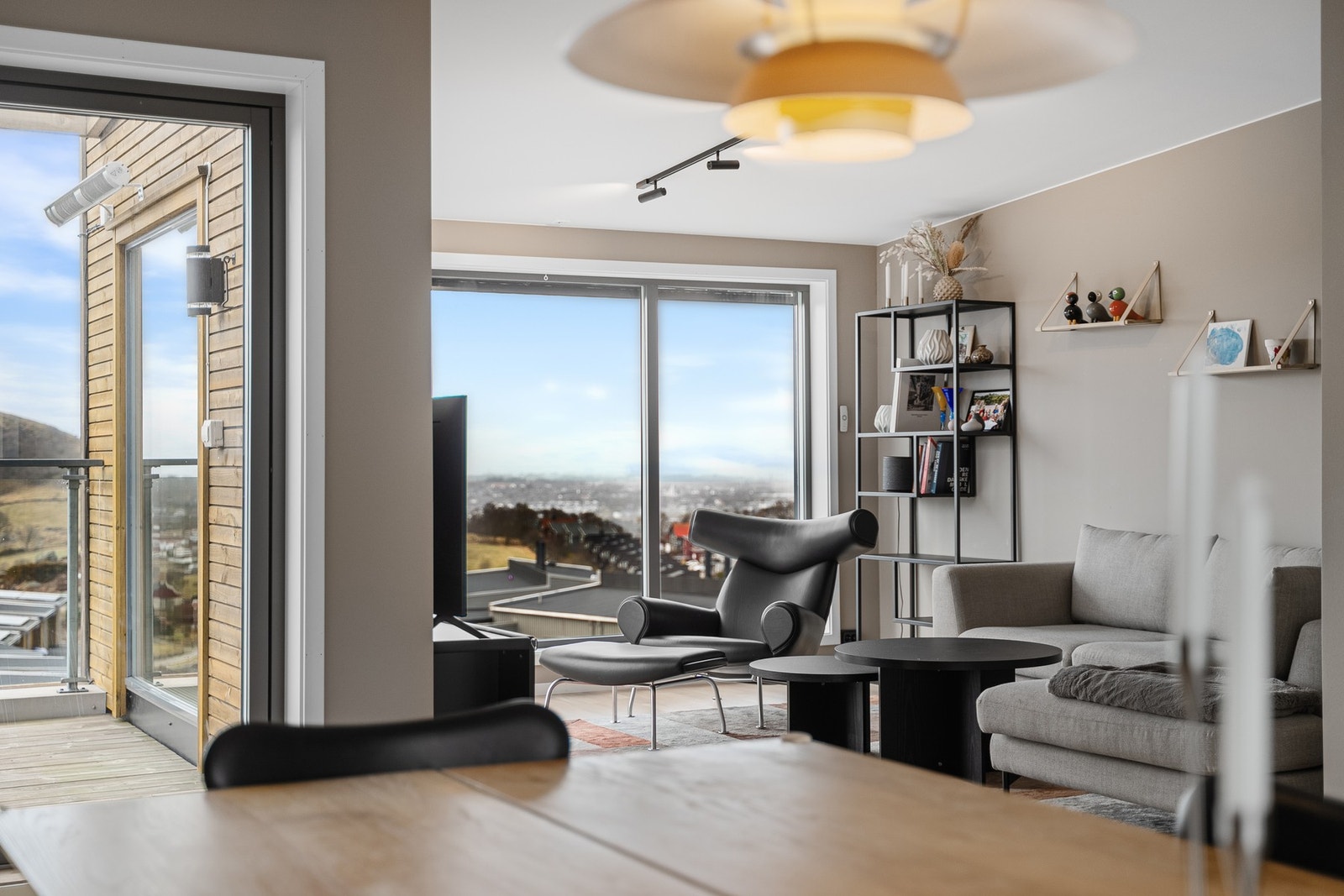 Fra stuen er det utgang til terrasse. Galleribilde