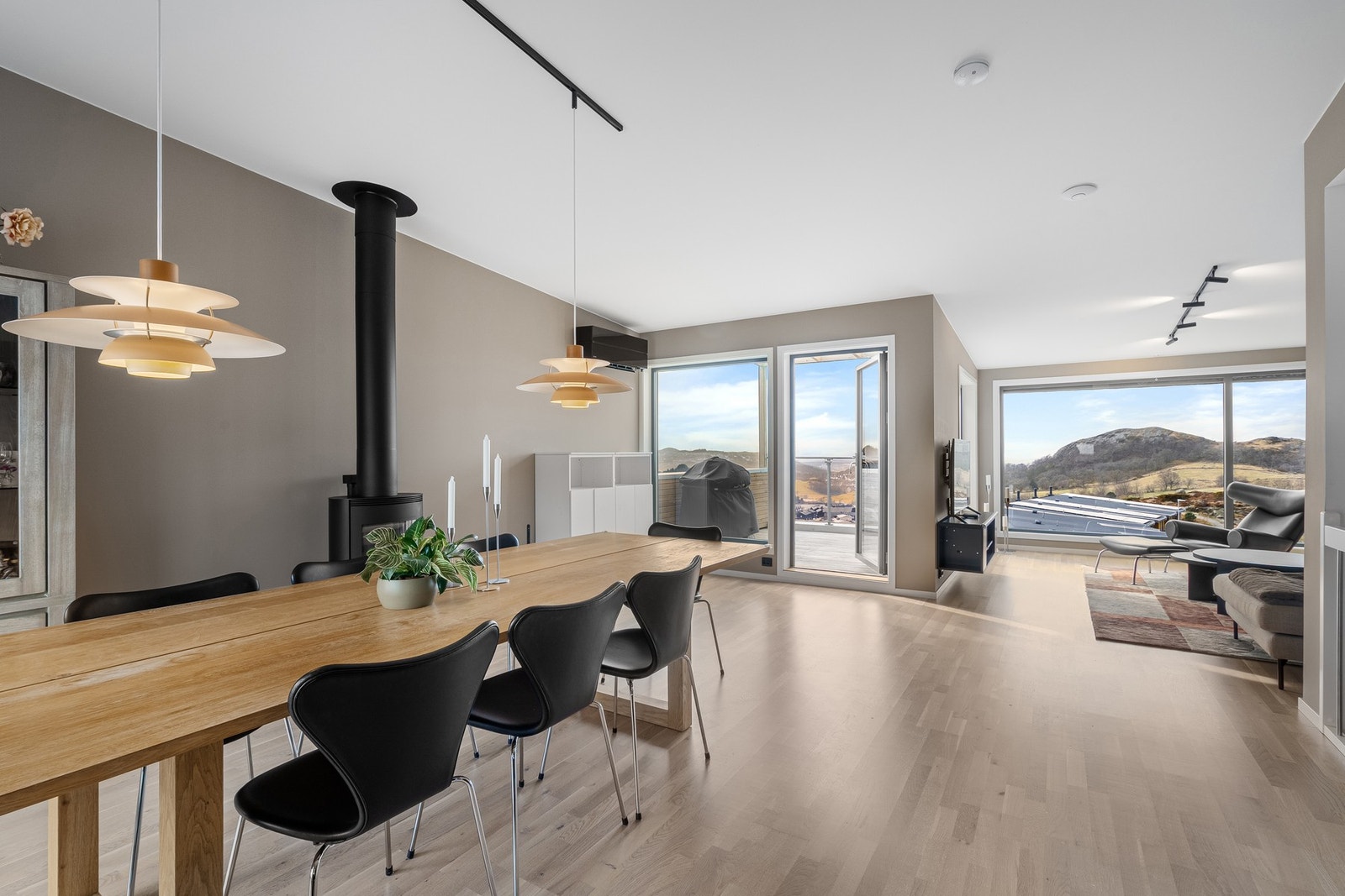 Gjennomgående er parkett på gulv og listefri overgang mellom vegg og himling. Galleribilde