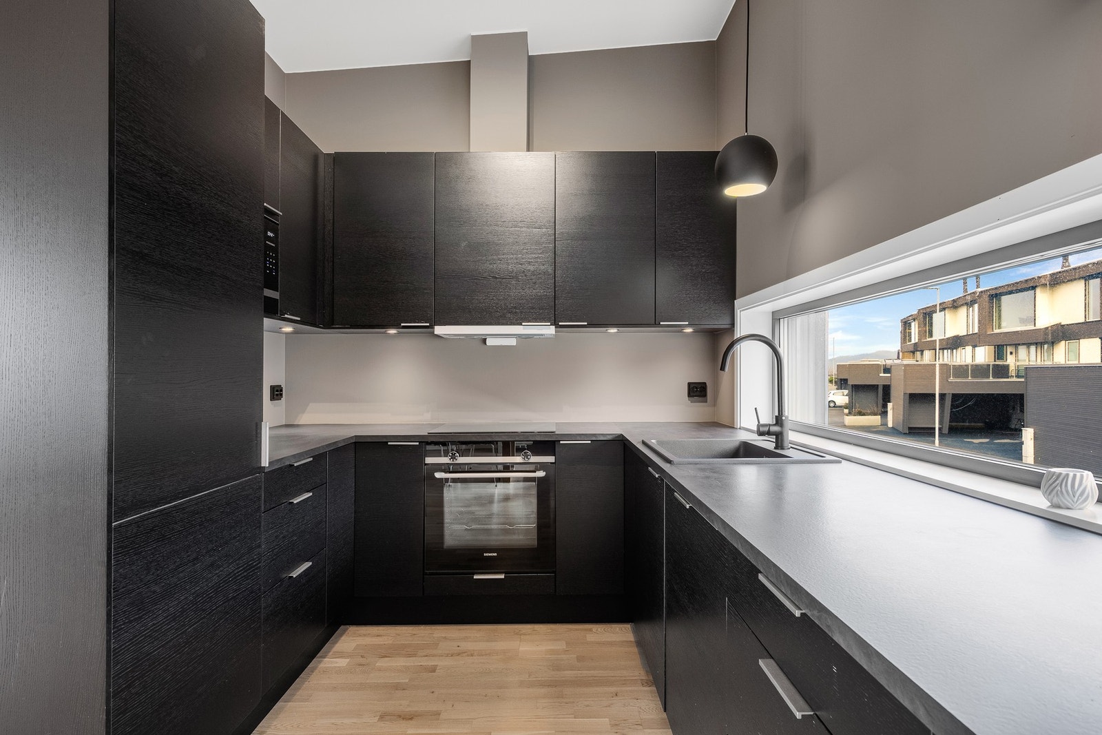 Kjøkkenet er stilrent og har godt med skap- og benkeplass. Galleribilde