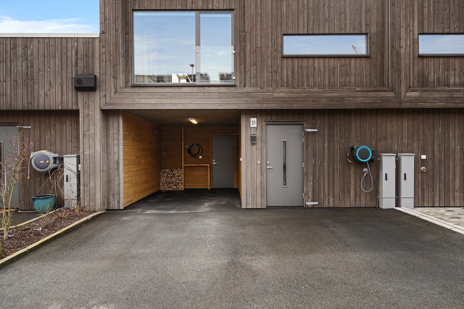 Det er gode parkeringsmuligheter i carport og på egen tomt, med elbil-lader. Galleribilde