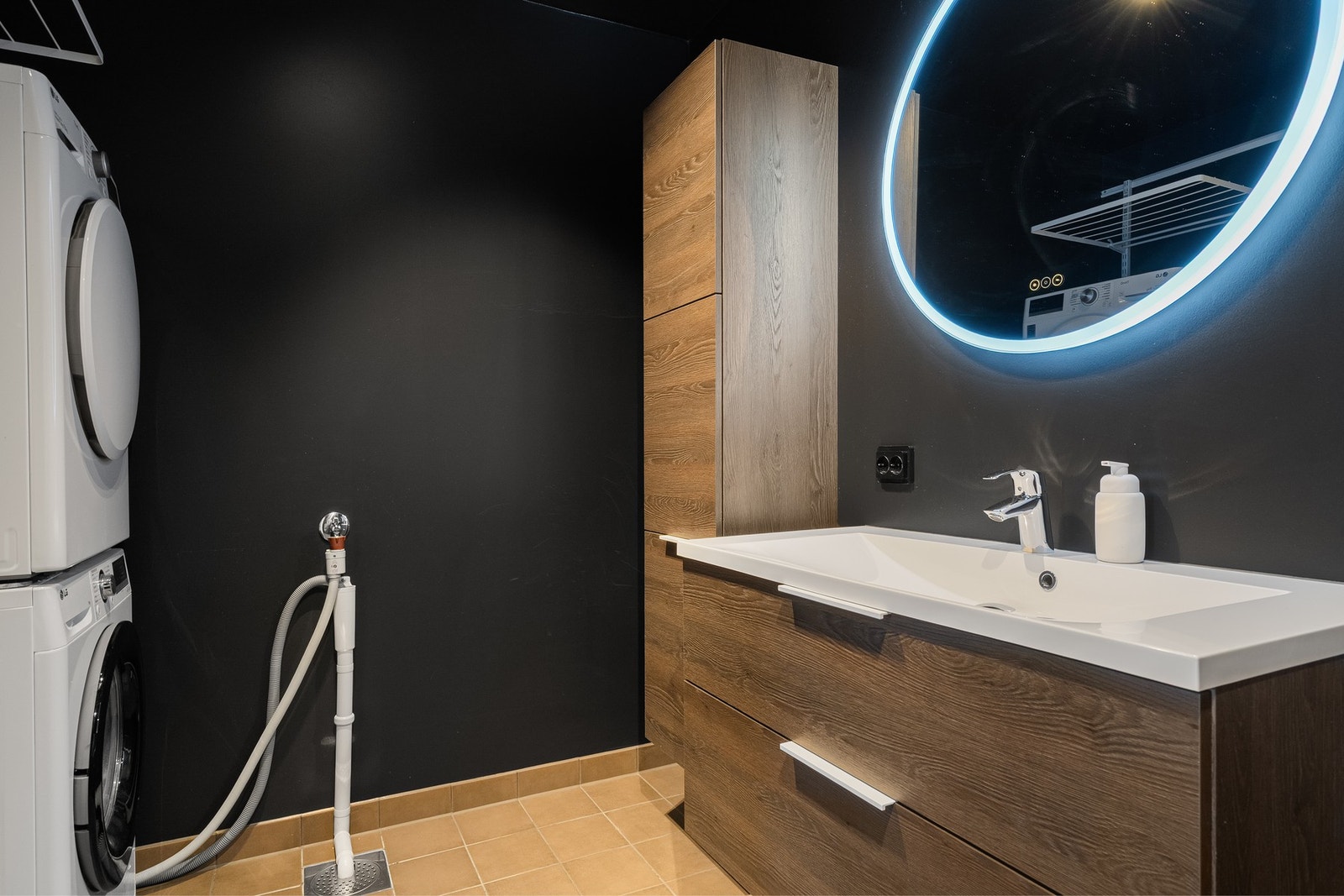 Lekkert bad med opplegg for vaskemaskin og tørketrommel. Galleribilde