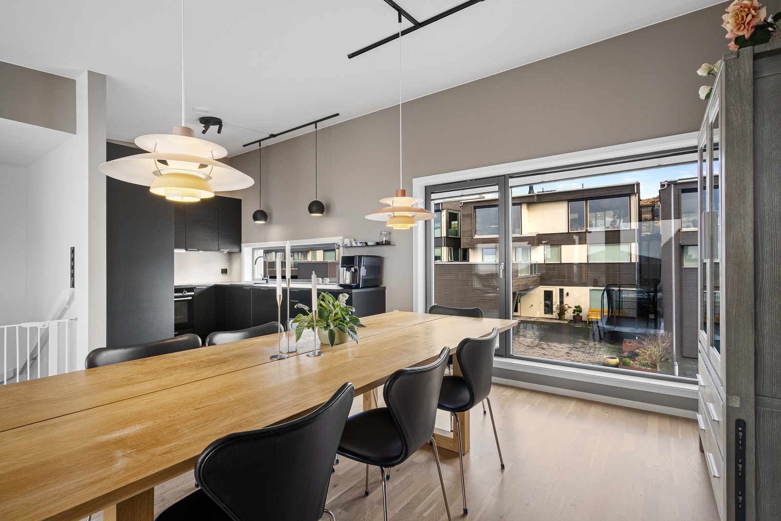 Det er god plass til ønsket spisegruppe i tilknytning til kjøkkenet. Galleribilde