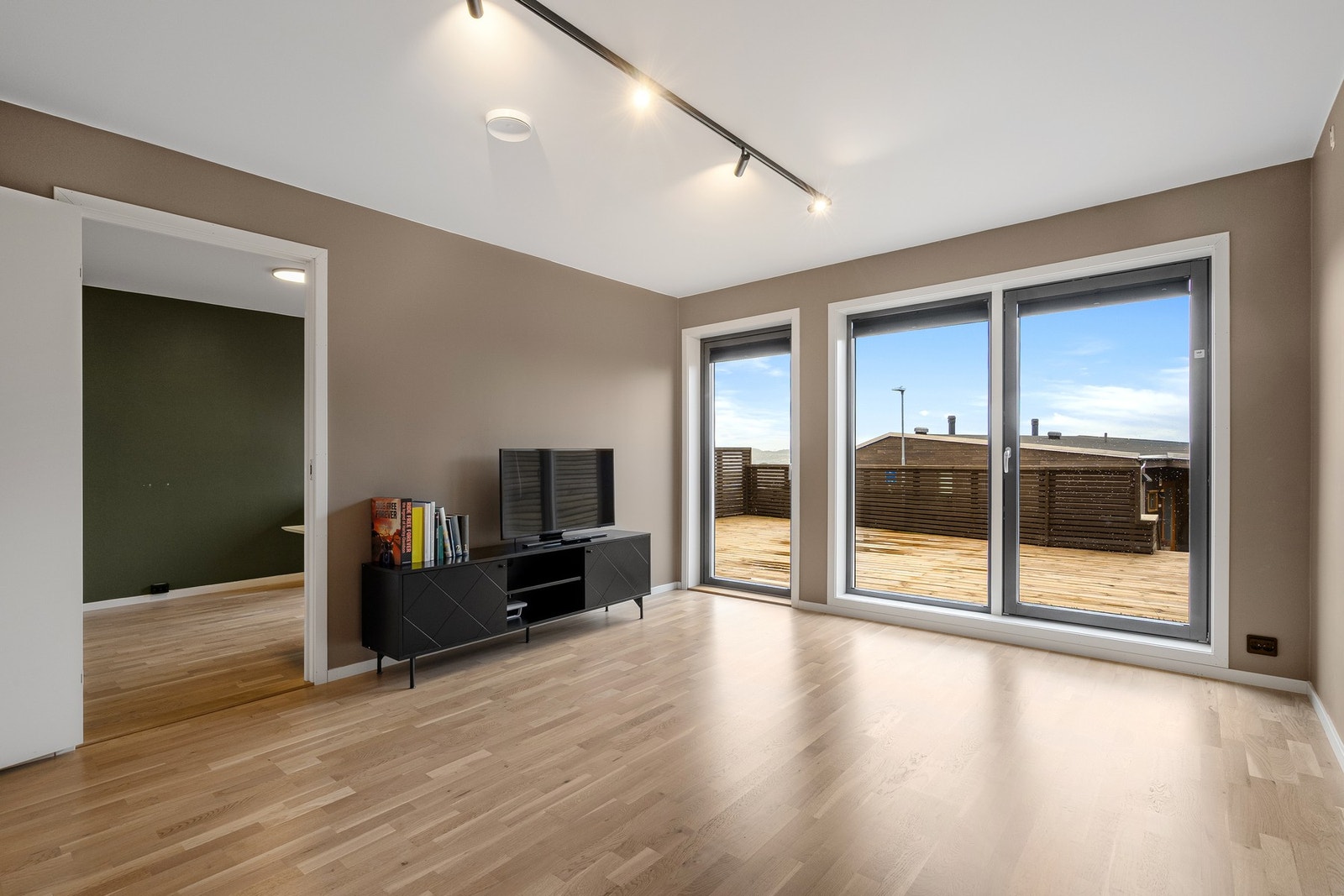 Fra stuen er det utgang til stor terrasse. Galleribilde