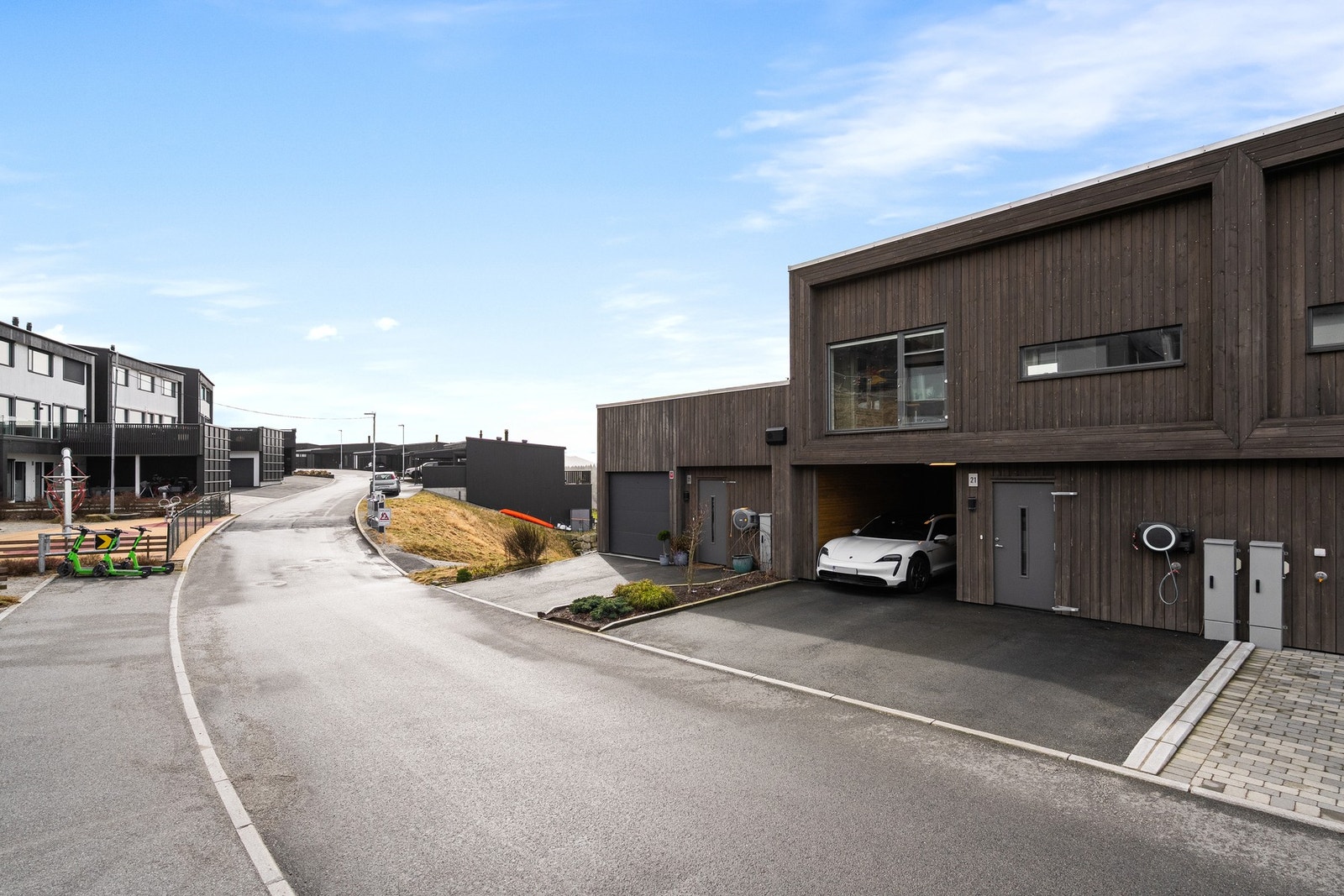 Med kort vei til sentrum, dagligvarebutikk og kollektivtransport ligger alt til rette for en enkel hverdag. Galleribilde