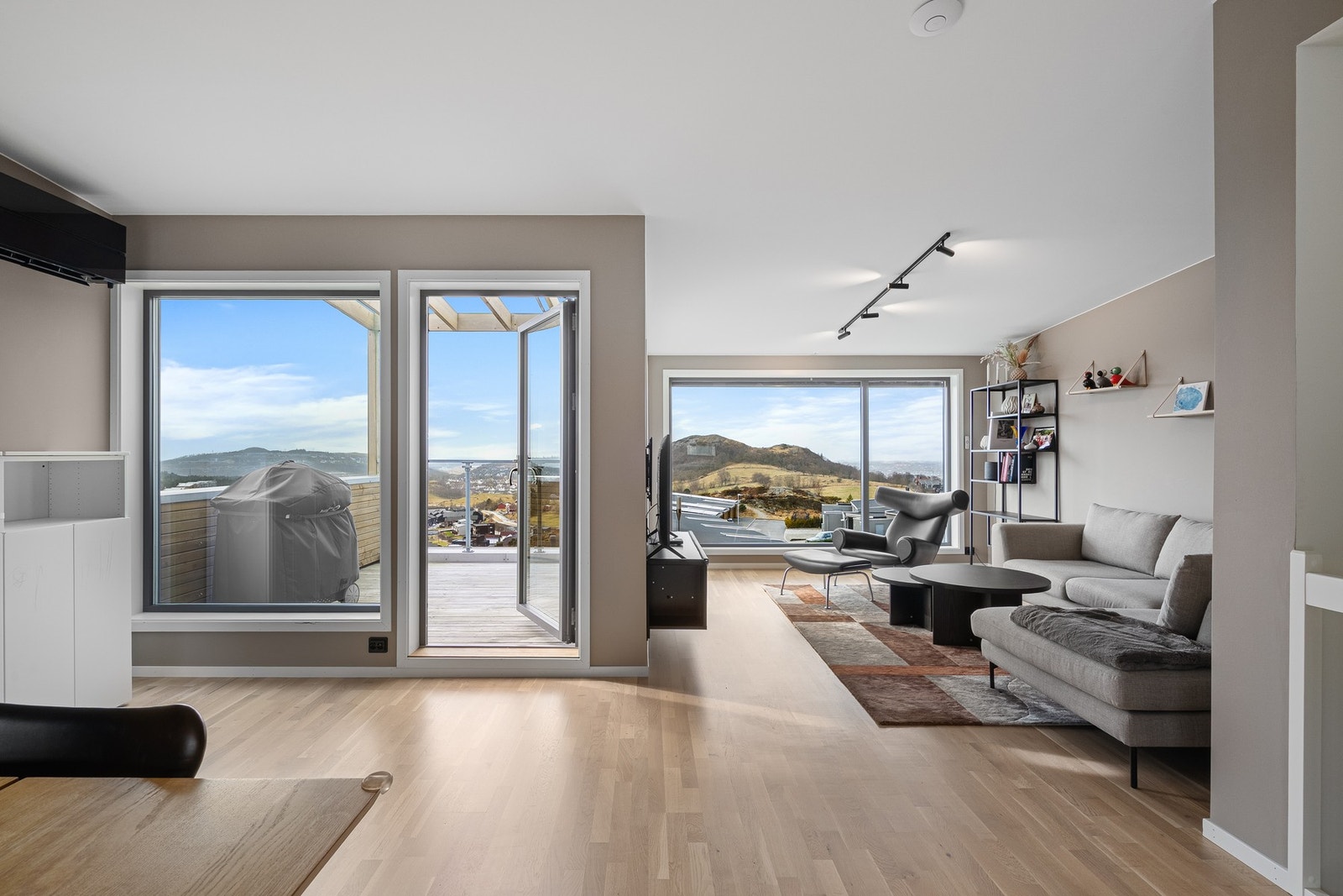 Velkommen til et moderne rekkehus med barnevennlig beliggenhet og nydelig utsikt over Sandnes. Galleribilde