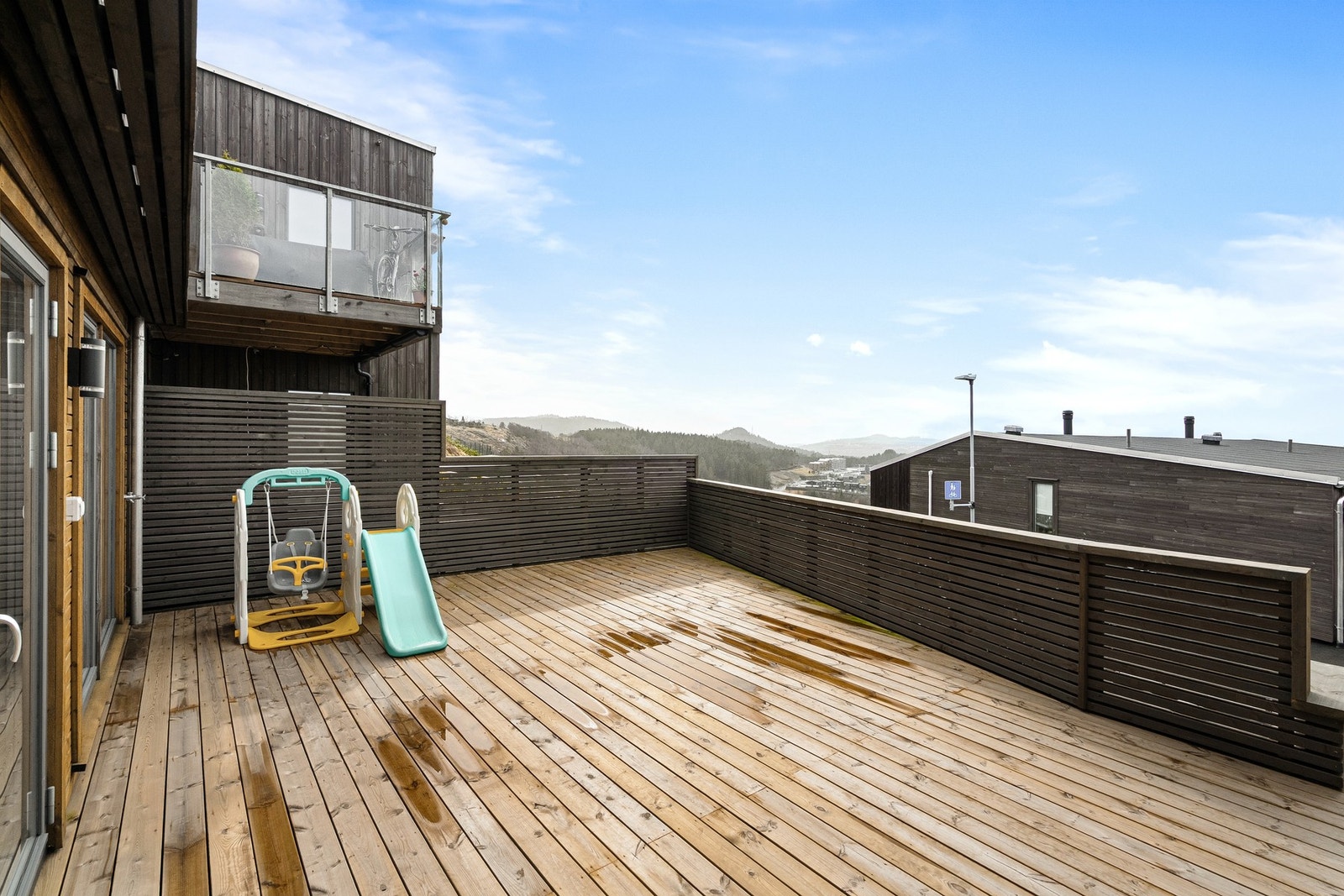 Terrassen ble ferdigstilt i 2026 og har gode solforhold på ettermiddag og kveld. Galleribilde