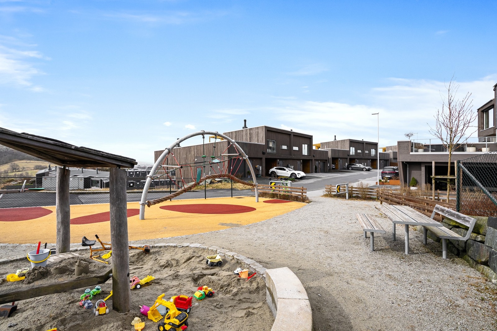 Området er svært barnevennlig med nærhet til skole, barnehage og lekeplasser. Galleribilde