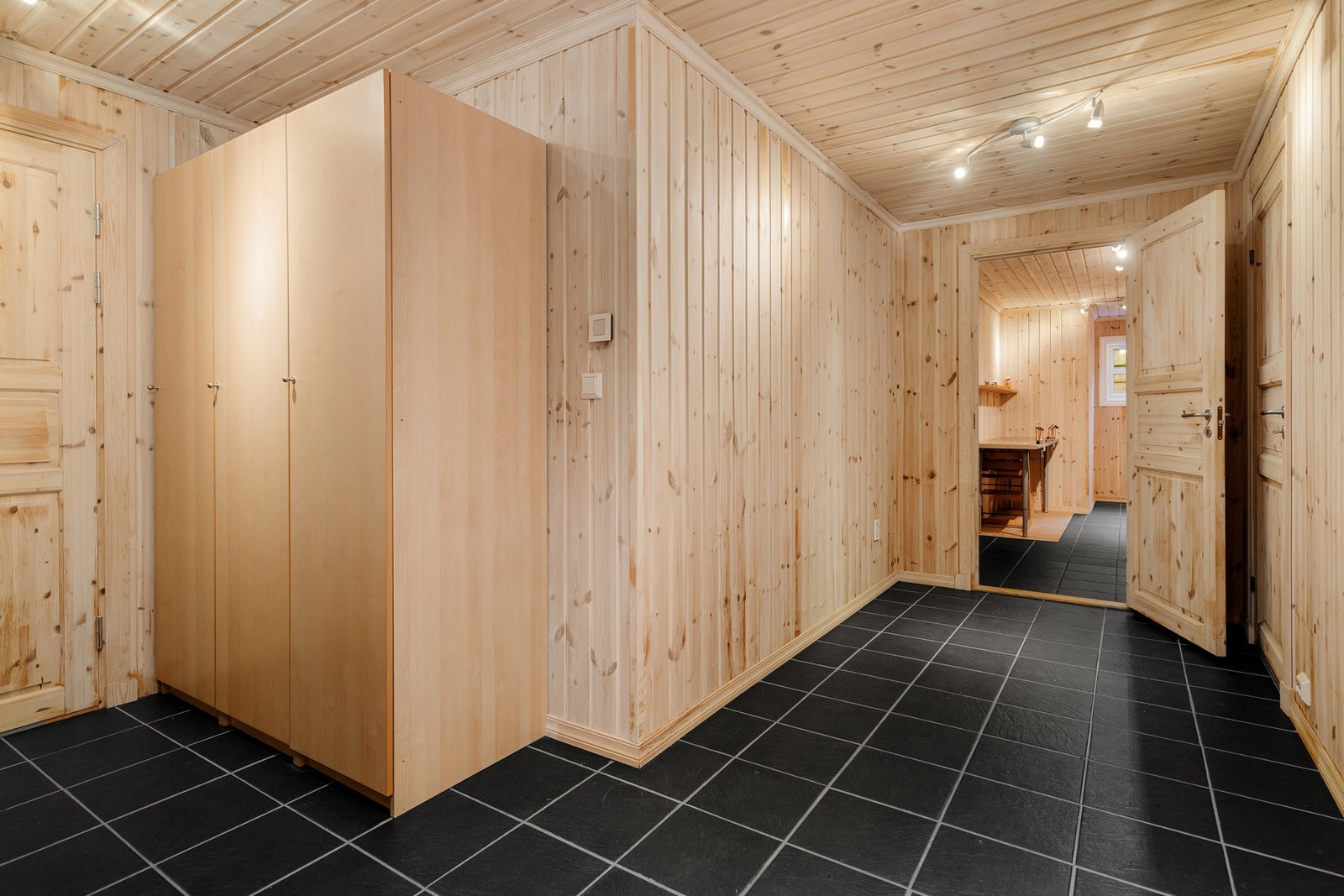 Vannbåren gulvvarme i gang og tre boder. Galleribilde