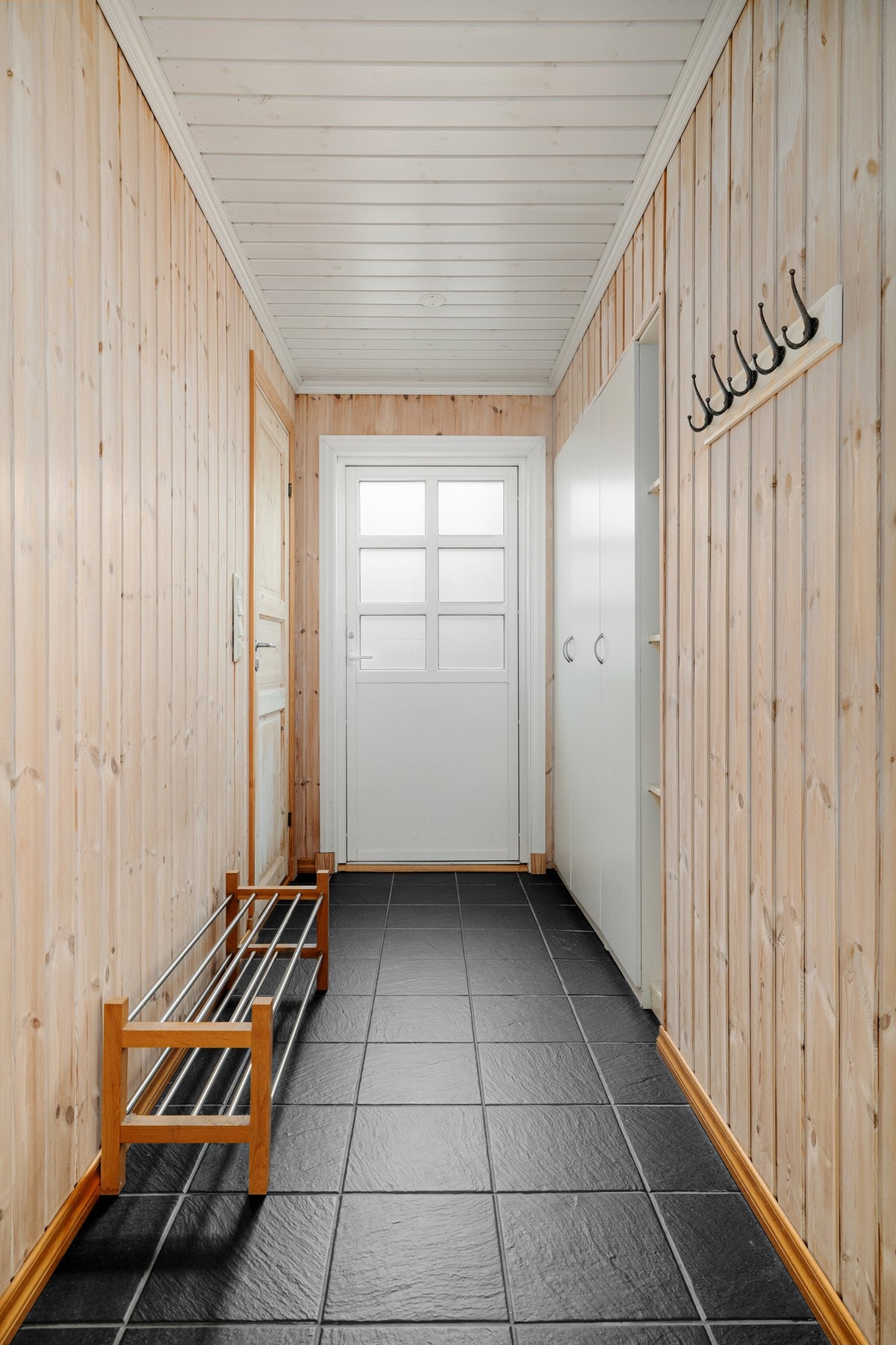 Entréen er innredet med et garderobeskap. Galleribilde