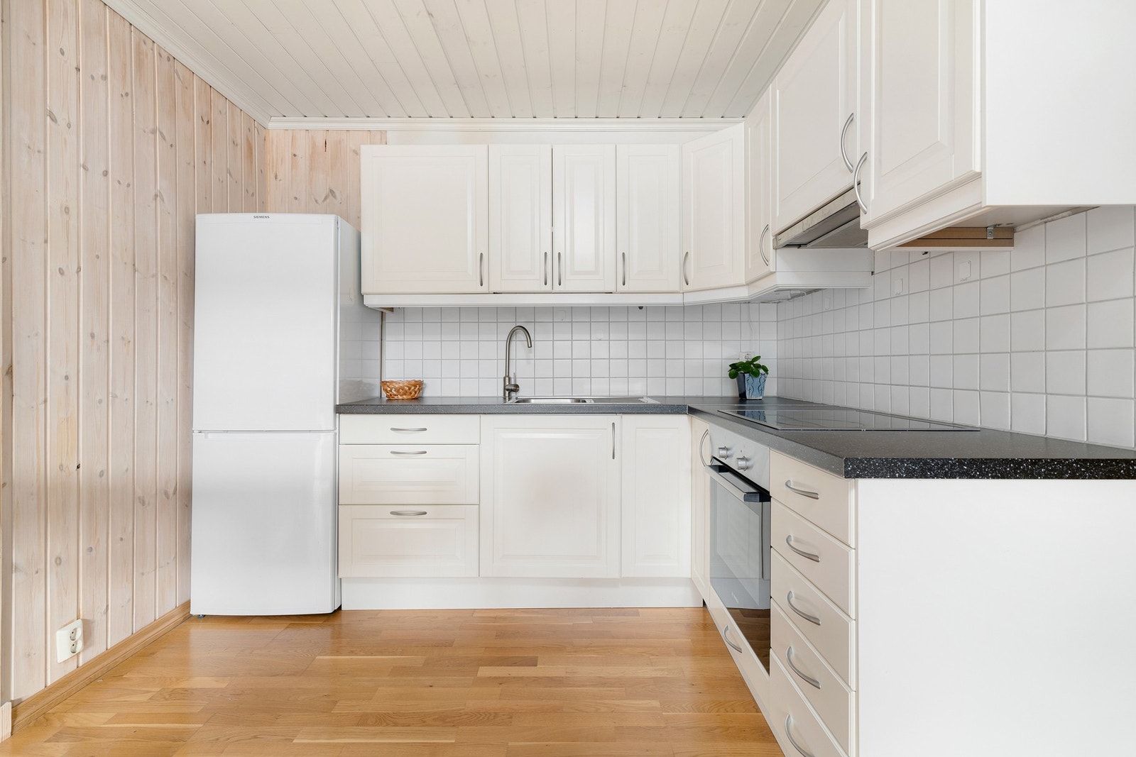 Praktisk kjøkkenløsning fra IKEA med profilerte fronter. Galleribilde