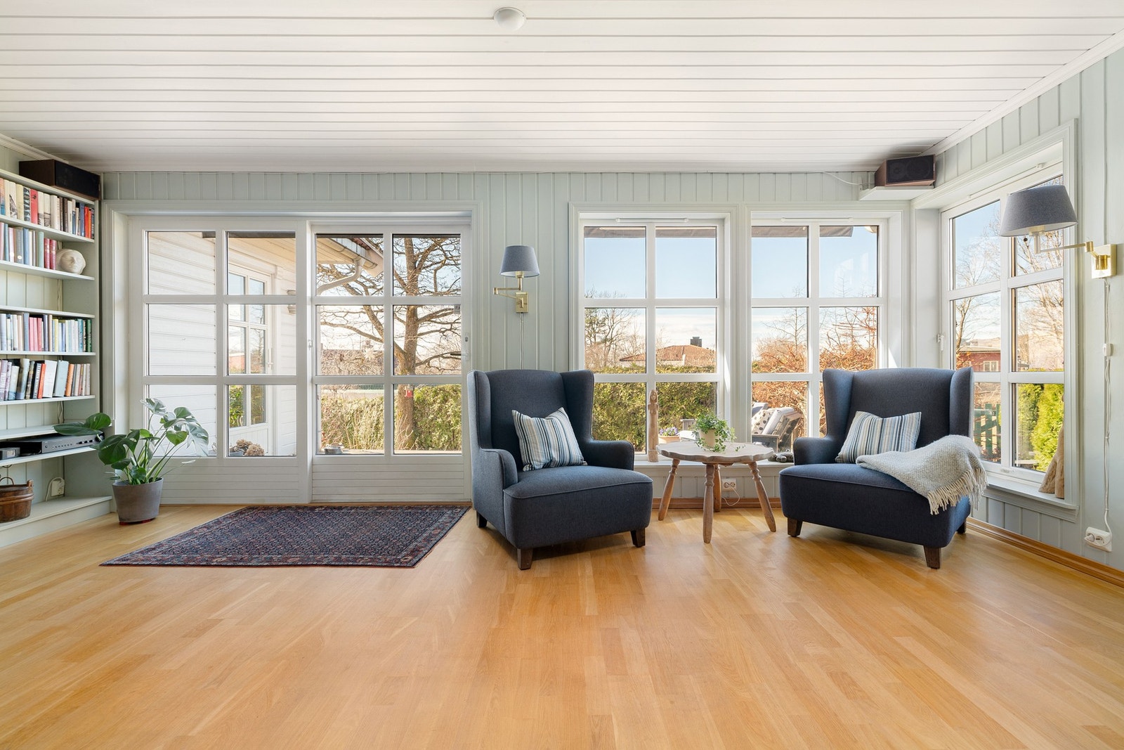 Stuen har store vindusflater som gir godt lysinnslipp og utgang til boligens terrasse. Galleribilde