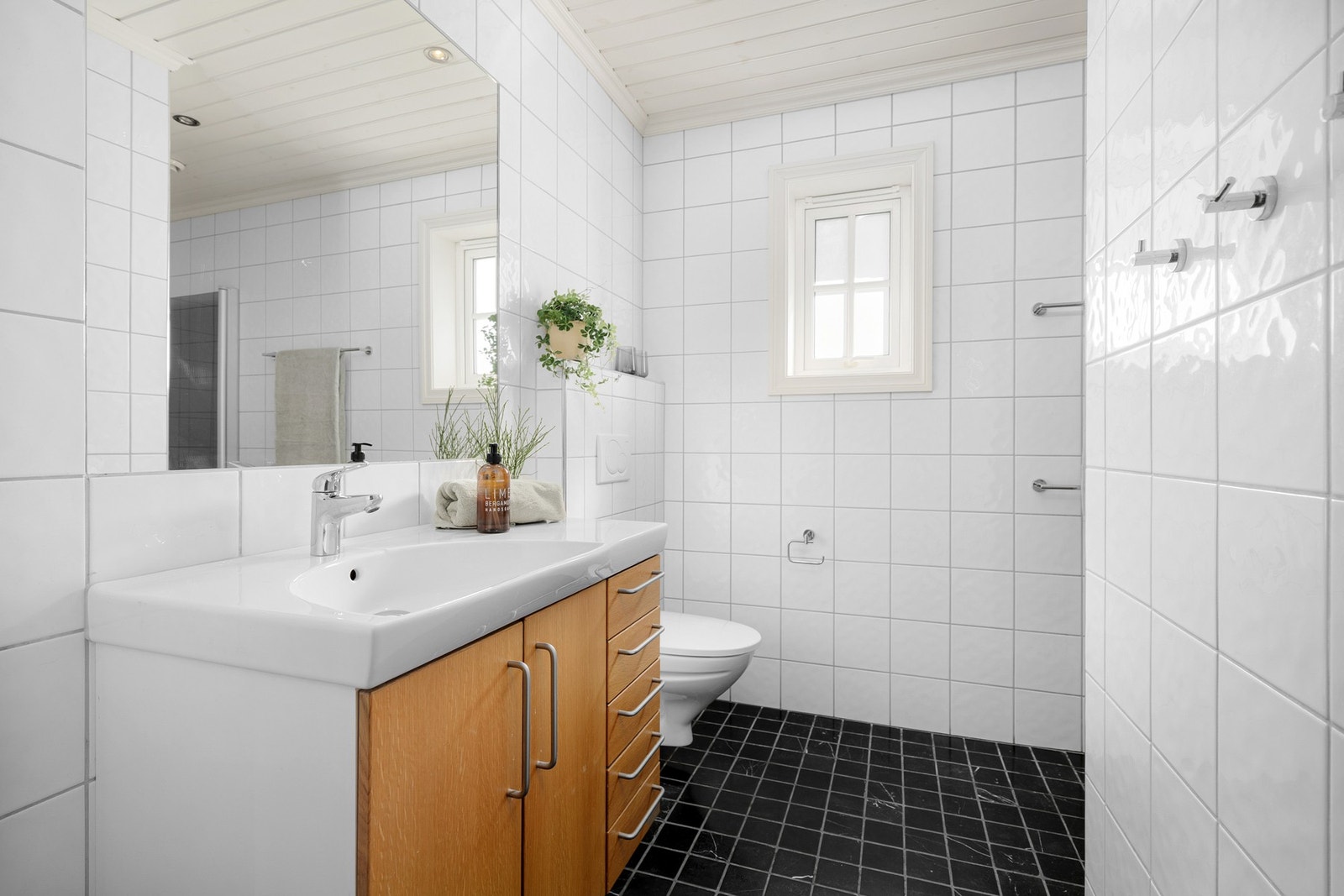 Fra hallen er det adkomst til et tidløst bad fra byggeår. Galleribilde