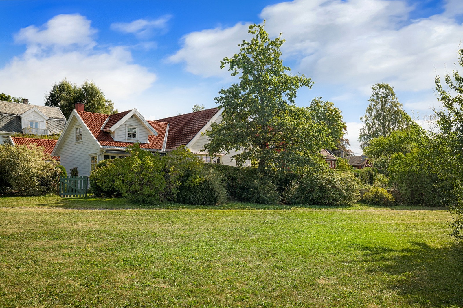 Et stort og åpent friområde som oppleves som en naturlig forlengelse av eiendommens utearealer. Galleribilde