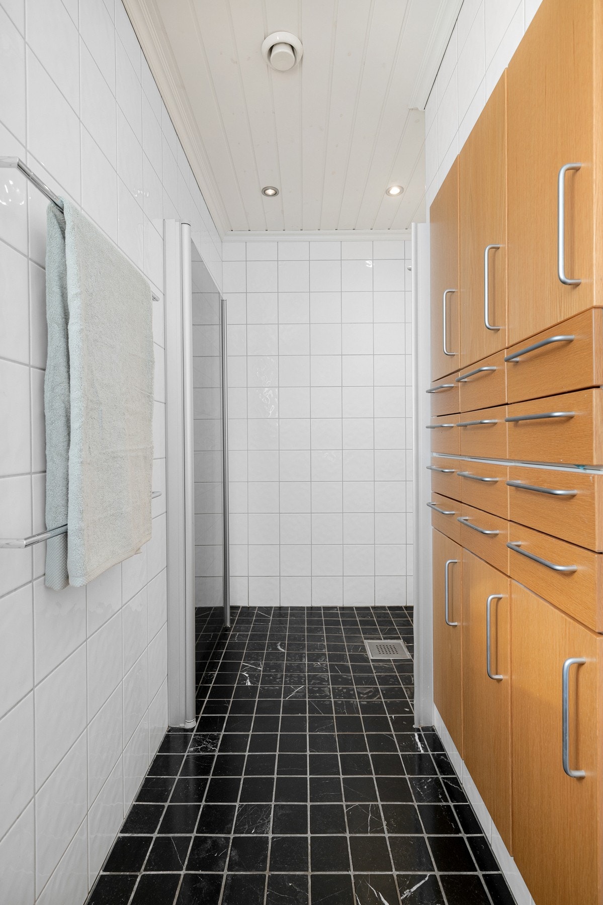 Dusjnisje og god oppbevaringsplass i innredning langs vegg. Galleribilde