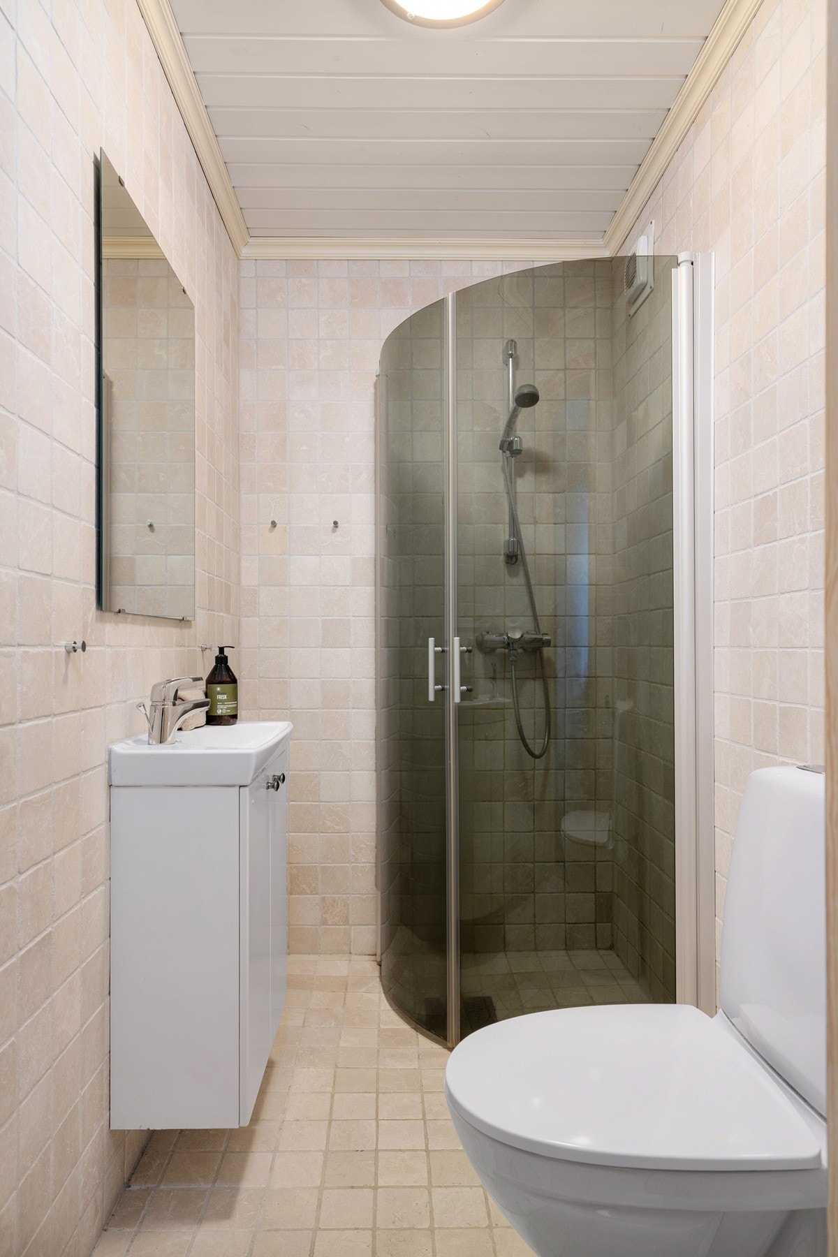 Hybelen har et eget bad med vannbåren gulvvarme. Galleribilde