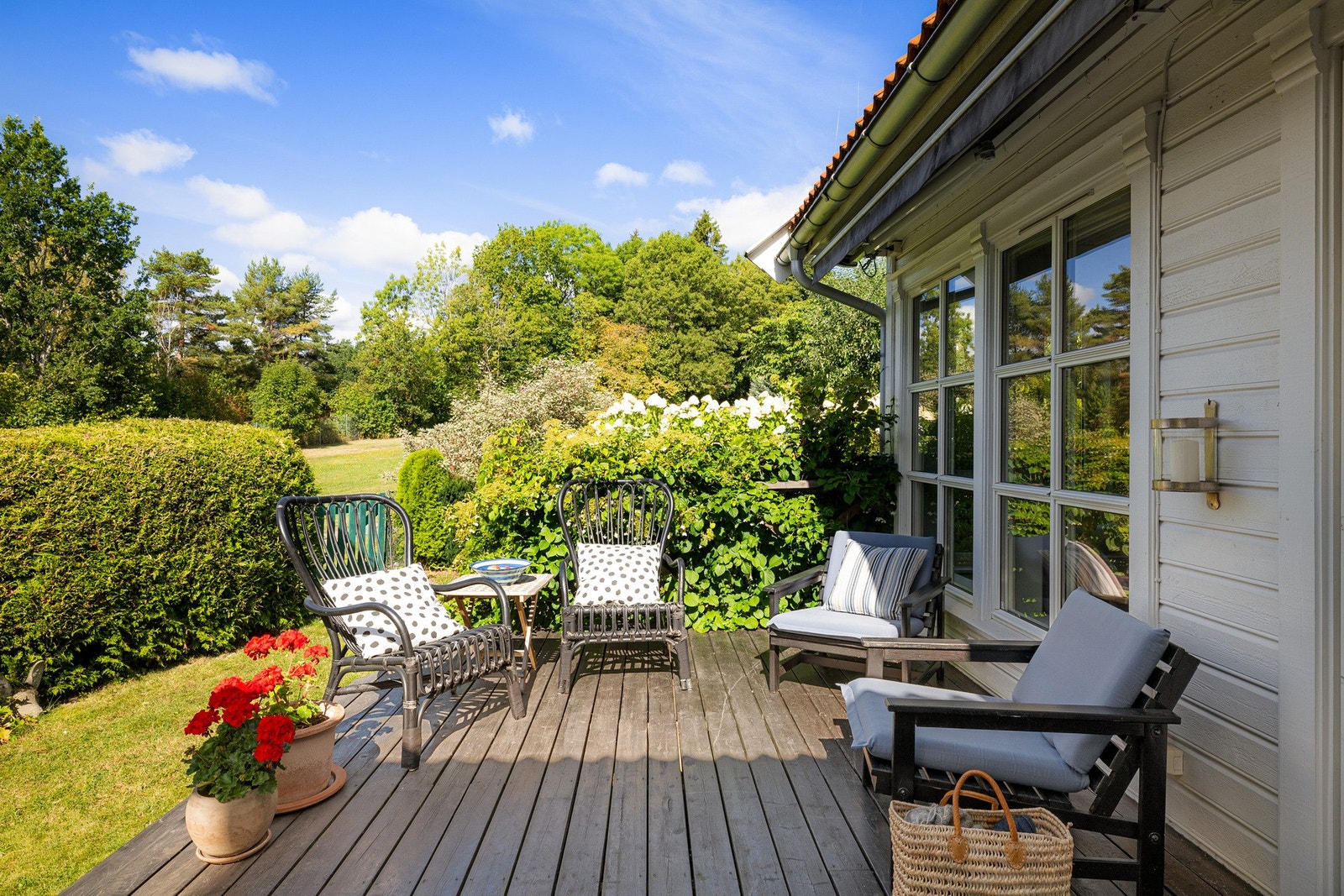 Fra kjøkkenet er det også utgang til boligens terrasse på på 18 m² med videre adkomst til hagen. Galleribilde