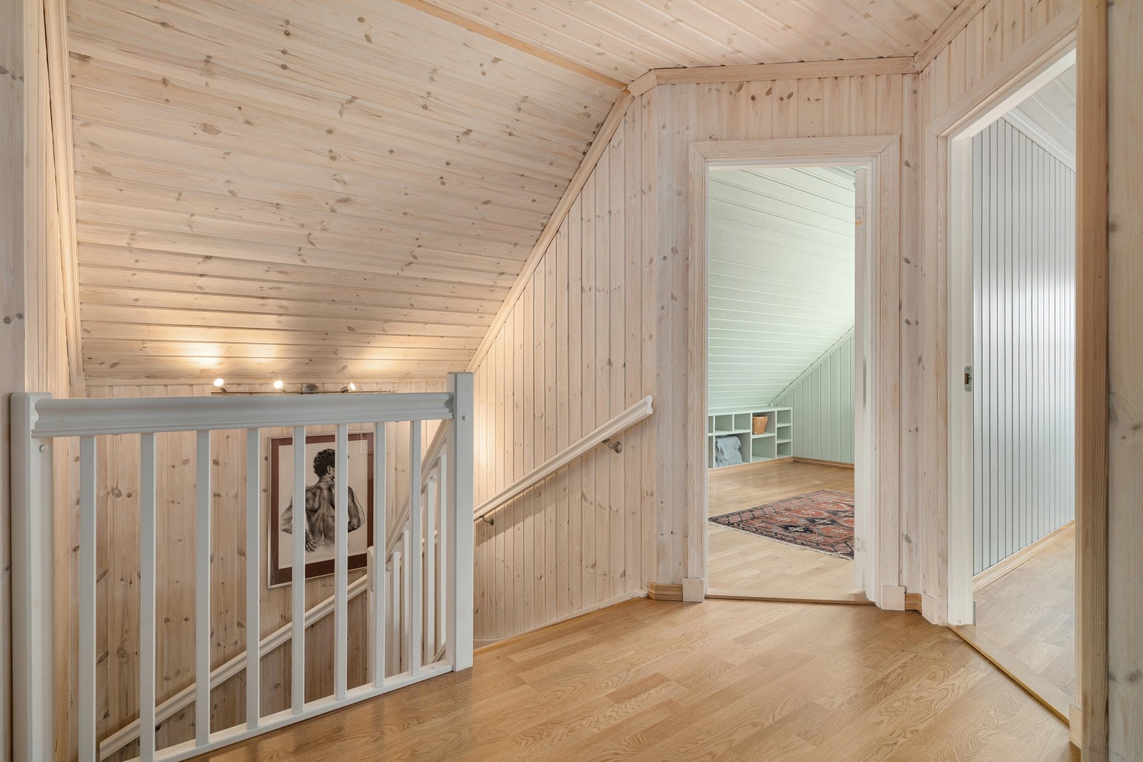 2. etasje består av gang, loftstue (ikke godkjent for varig opphold), tre soverom og bad. Galleribilde