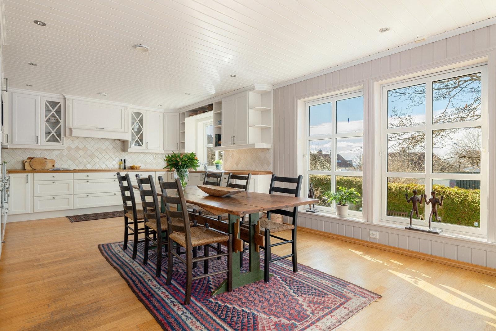 Kjøkkenet har en innredning fra Huseby med profilerte fronter i en klassisk utførelse, hvor enkelte overskap har glassfronter som gir et lett og dekorativt uttrykk. Galleribilde