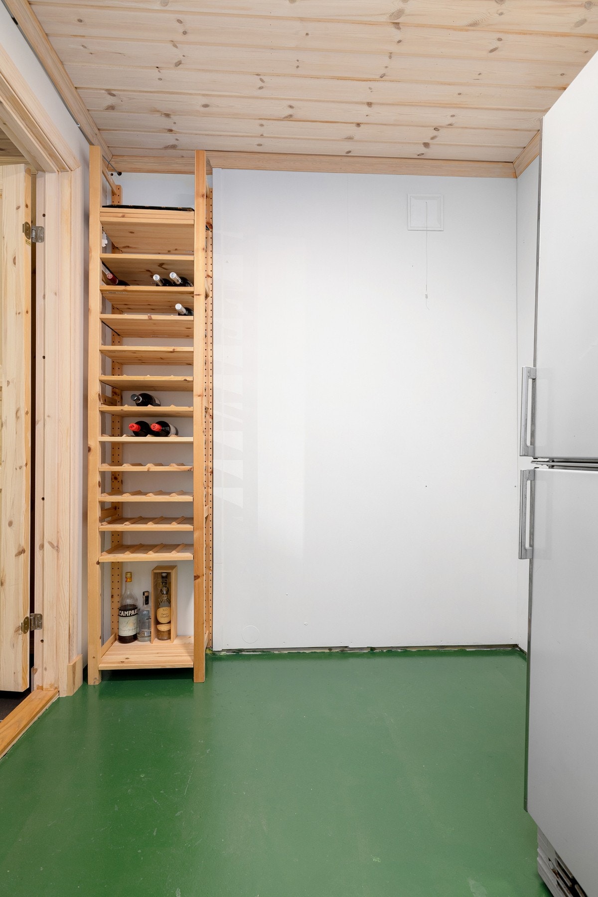 Praktisk bod med plass til fryser og kjøleskap, samt oppbevaring av vin og øvrige matvarer. Galleribilde