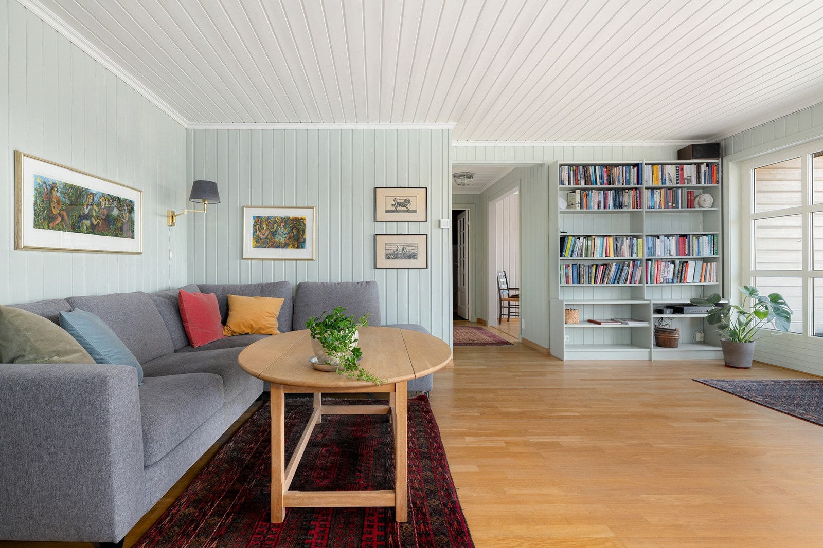 Overflatene er malt i lyse fargetoner kombinert med trestavs parkett. Galleribilde