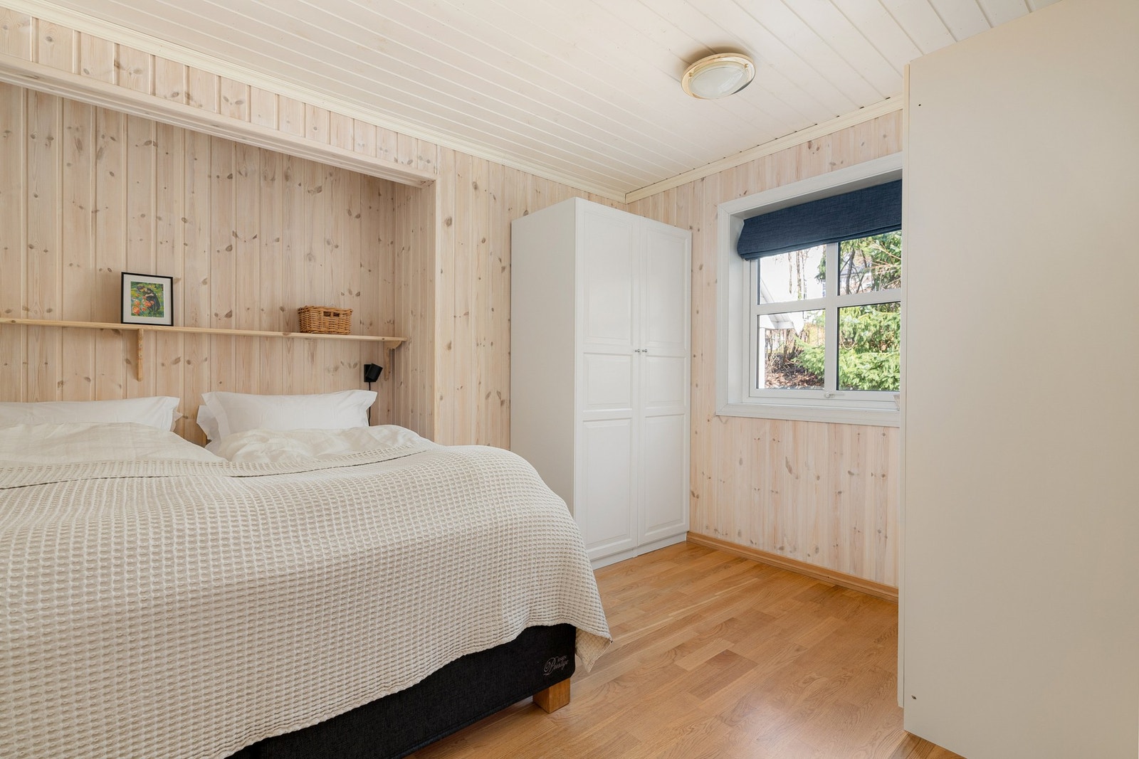 Rommet er innredet med garderobeskap. Galleribilde