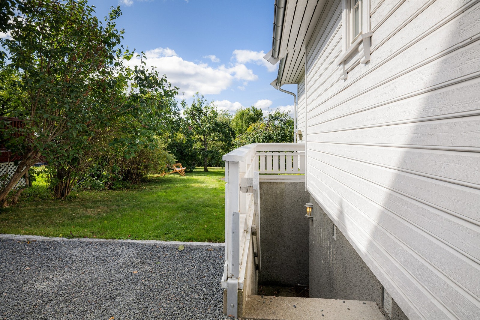 Fra gårdsplassen har boligen en hybel med egen inngang - perfekt fleksibilitet for blant annet utleie, gjester, m.m. Galleribilde
