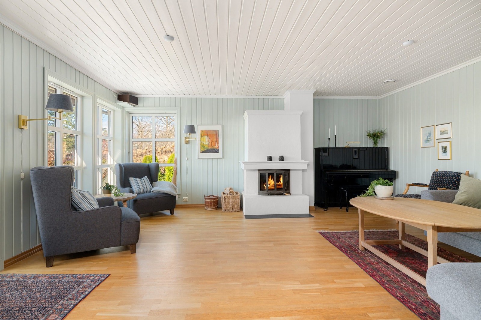 Det er satt inn en murt peis, som gir god varme og ekstra hygge på kalde vinterdager. Galleribilde