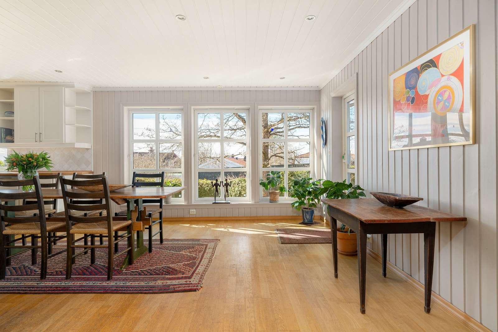 Fra stuen er det adkomst til kjøkken med stor spiseplass. Galleribilde