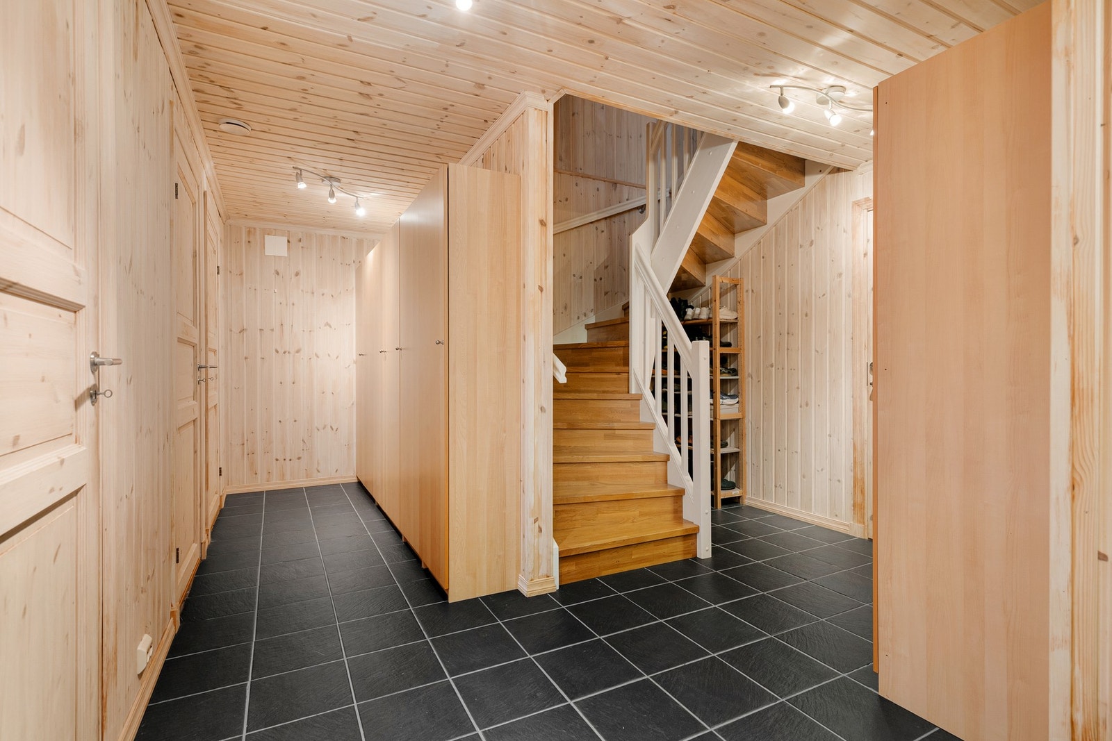 Hoveddelen i kjelleretasjen består av gang, fem boder og teknisk rom. Galleribilde