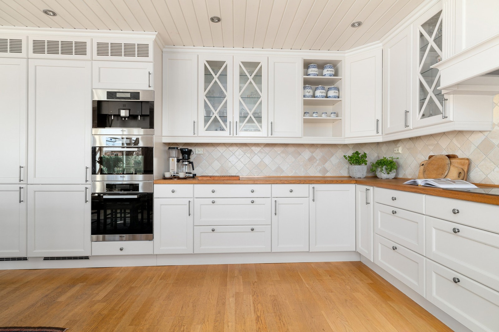 Kjøkkenet er utstyrt med integrerte hvitevarer, herunder koketopp, stekeovn, kombinert mikro-/stekeovn, kaffemaskin, oppvaskmaskin, kjøleskap og fryseskap. Galleribilde