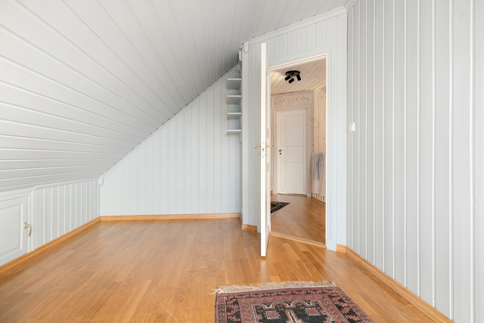 Soverommet har tilgang til kneloft via luke. Galleribilde