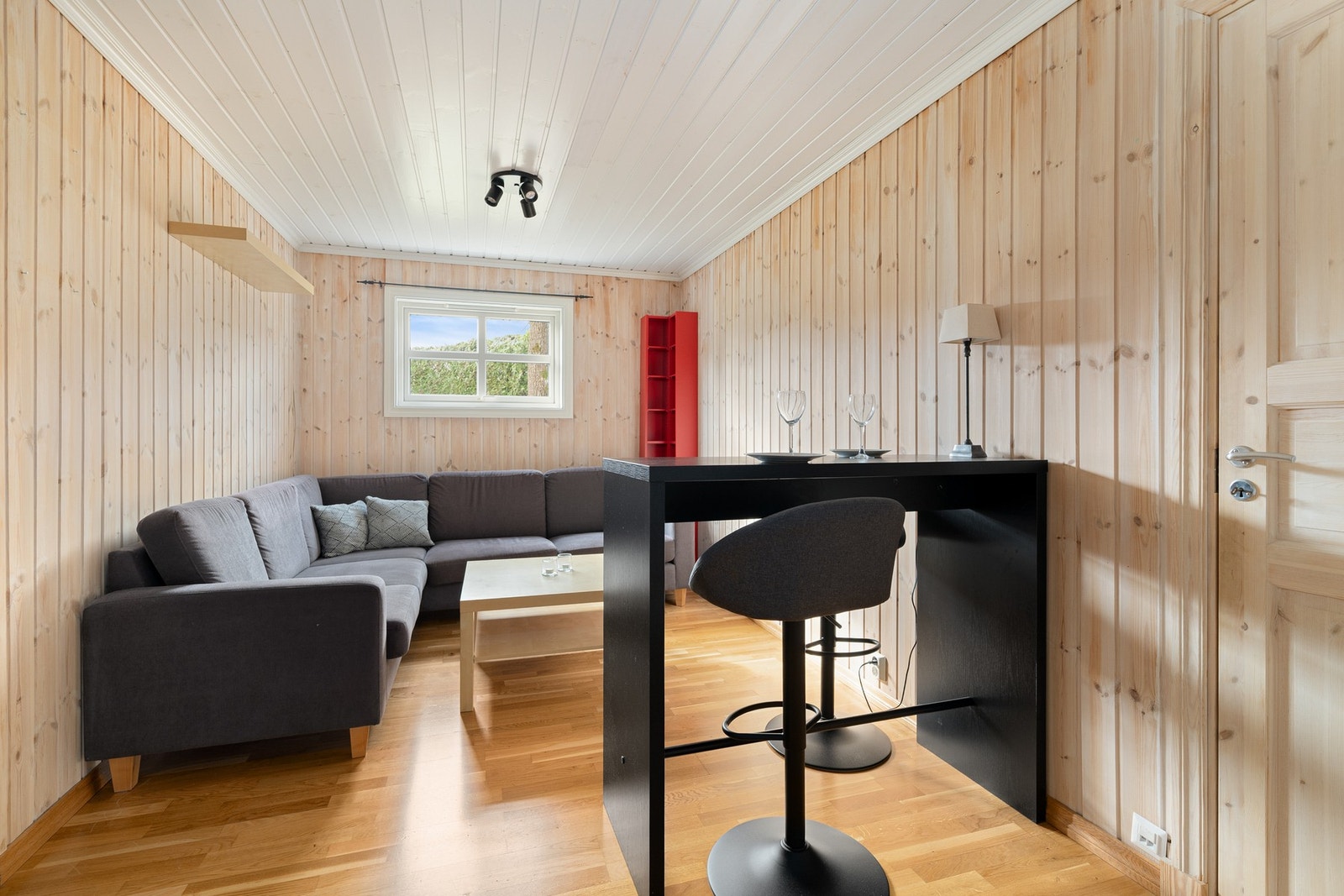 Stue tilknyttet hybel med plass til sofagruppe. Galleribilde