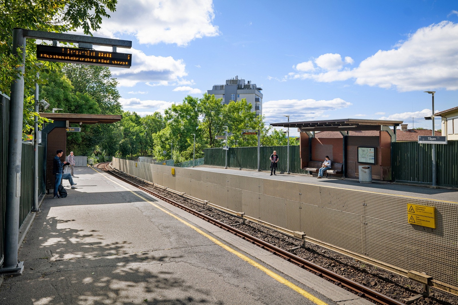 Her bor du i et veletablert og rolig boligområde med kort vei til T-bane, skole og Tåsen nærsenter. Galleribilde