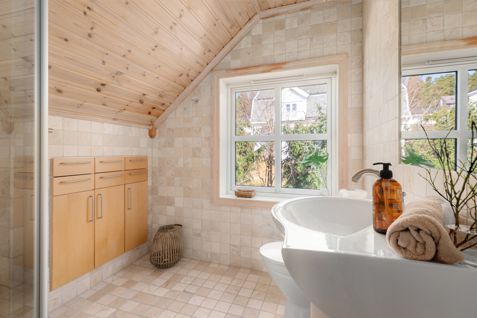 Med adkomst fra gangen i 2. etasje finner du et delikat bad. Galleribilde