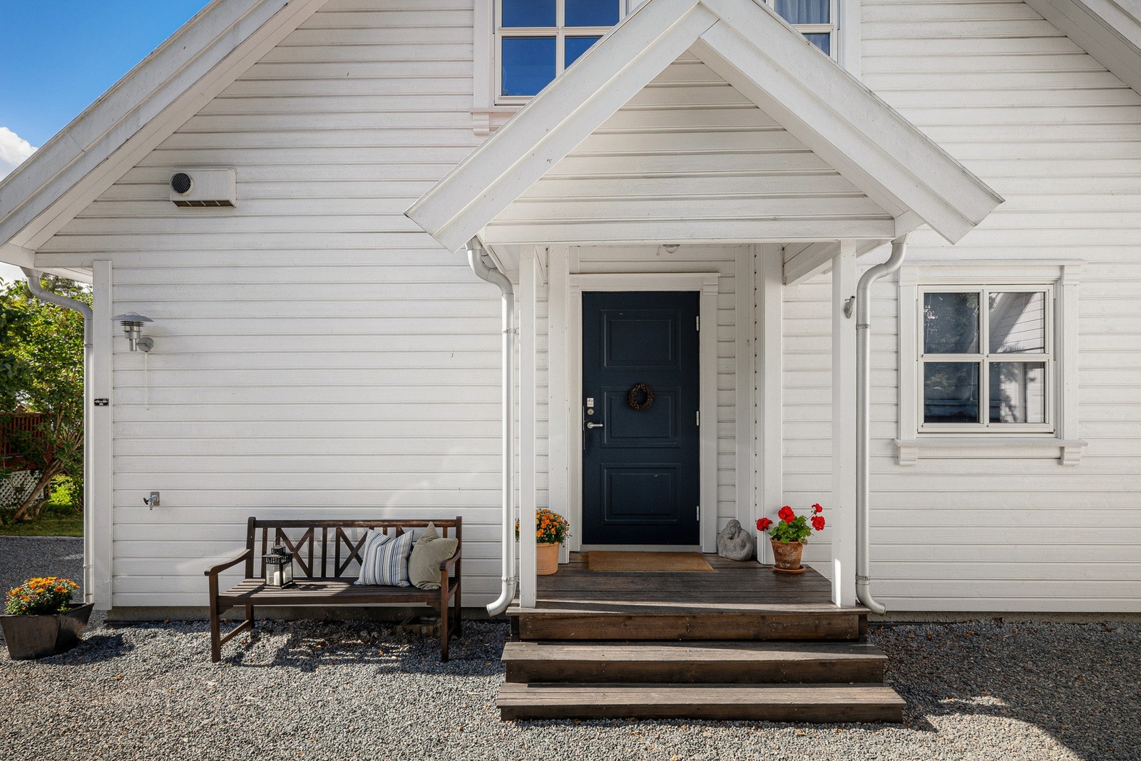 Inngangspartiet er tilrettelagt med en overbygget platting på ca. 3,5 m², som gir et skjermet og praktisk ankomstområde. Galleribilde