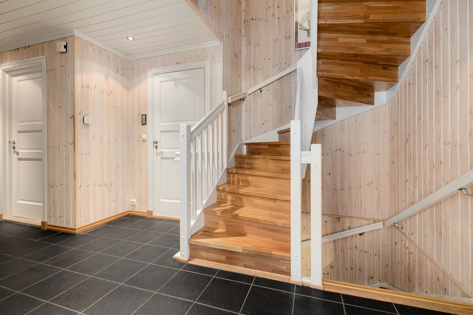 I 1. etasje er det vannbåren gulvvarme i entré/gang (hall), stue, kjøkken, soverom, bad og vaskerom. Galleribilde