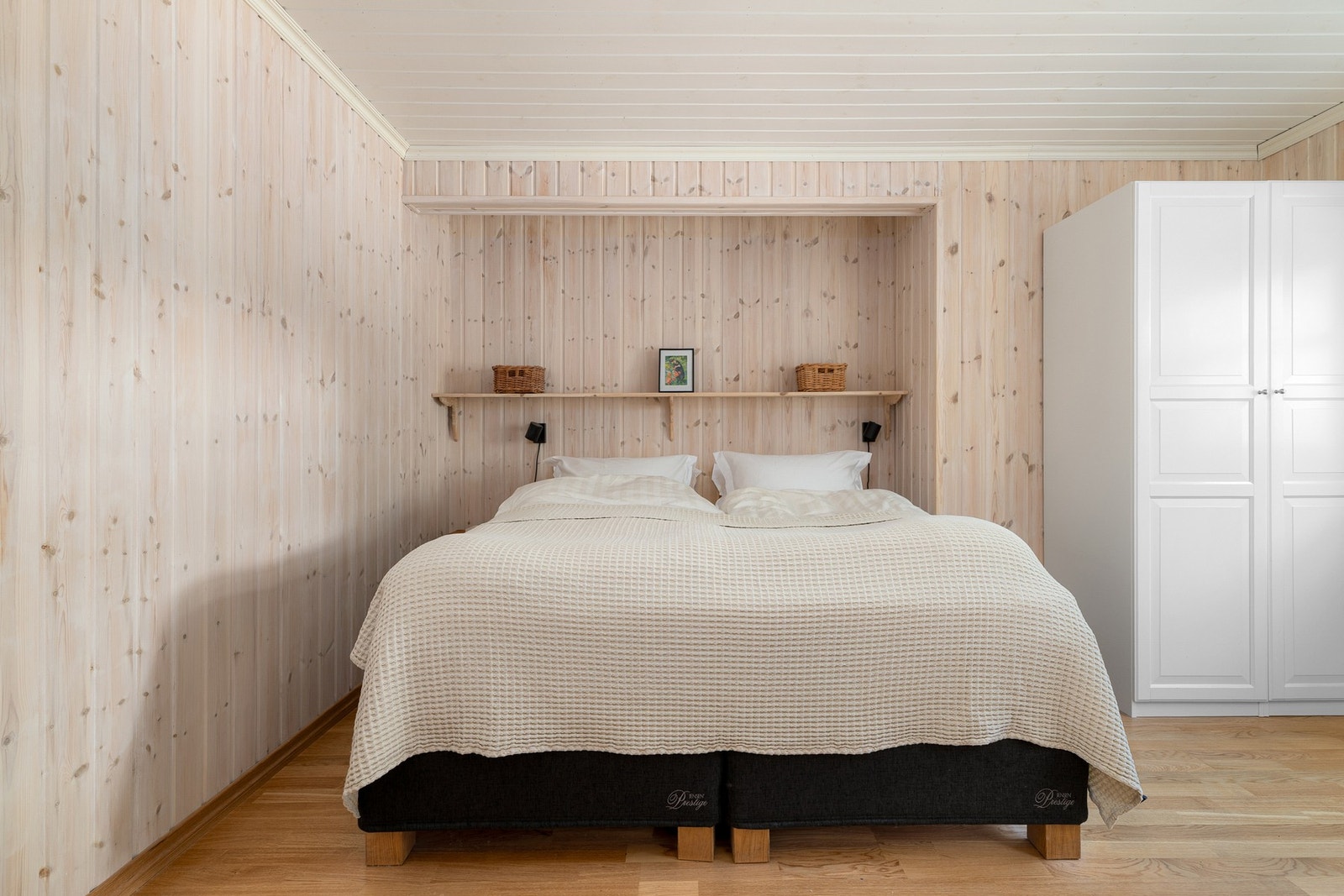 I 1. etasje er det et romslig soverom. Galleribilde