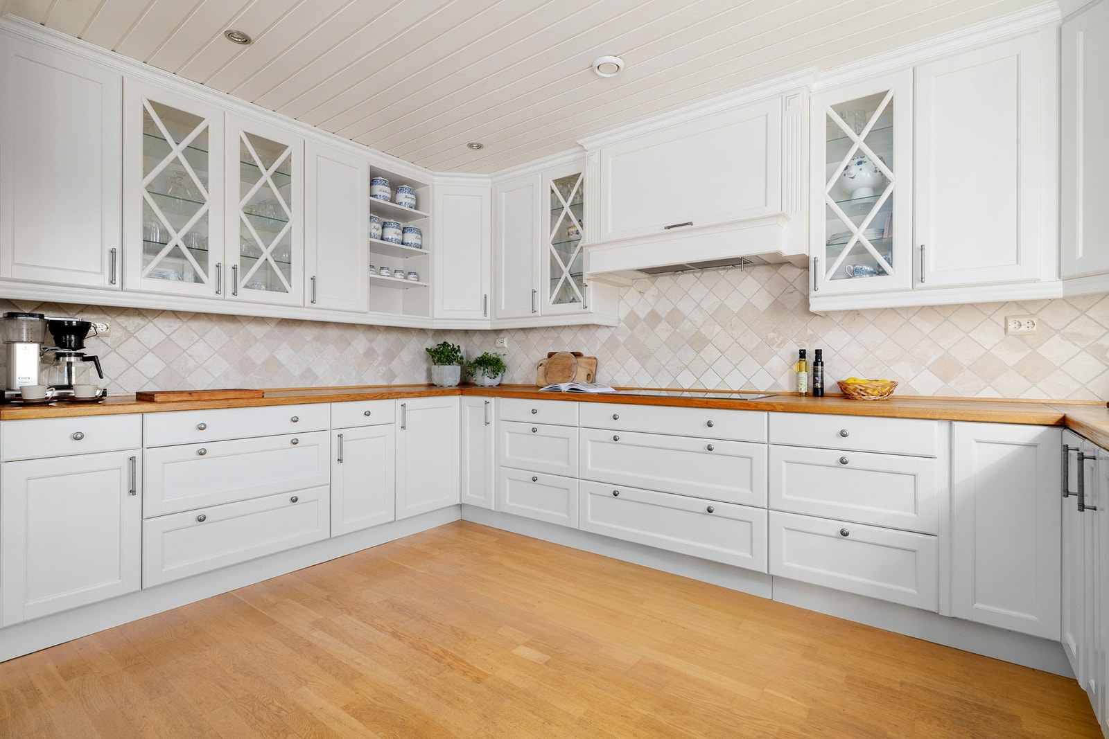 Innredningen er utformet i en romslig vinkel med godt med skap- og skuffeplass, som gir gode arbeidsforhold og oversiktlige oppbevaringsløsninger. Galleribilde