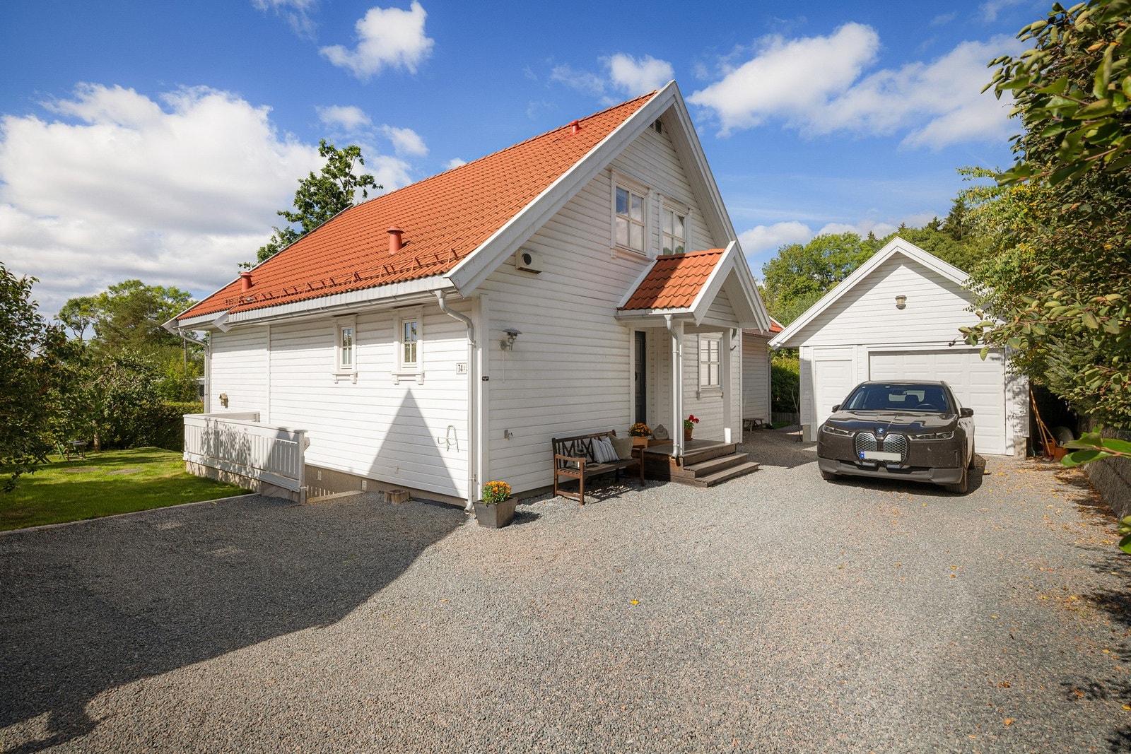 Det medfølger garasje på ca. 25 m² med elektrisk styrt port. Det er installert elbillader i 2022. Garasjen har også lagringsloft med adkomst via nedfellbar stige fra garasjerommet. Galleribilde