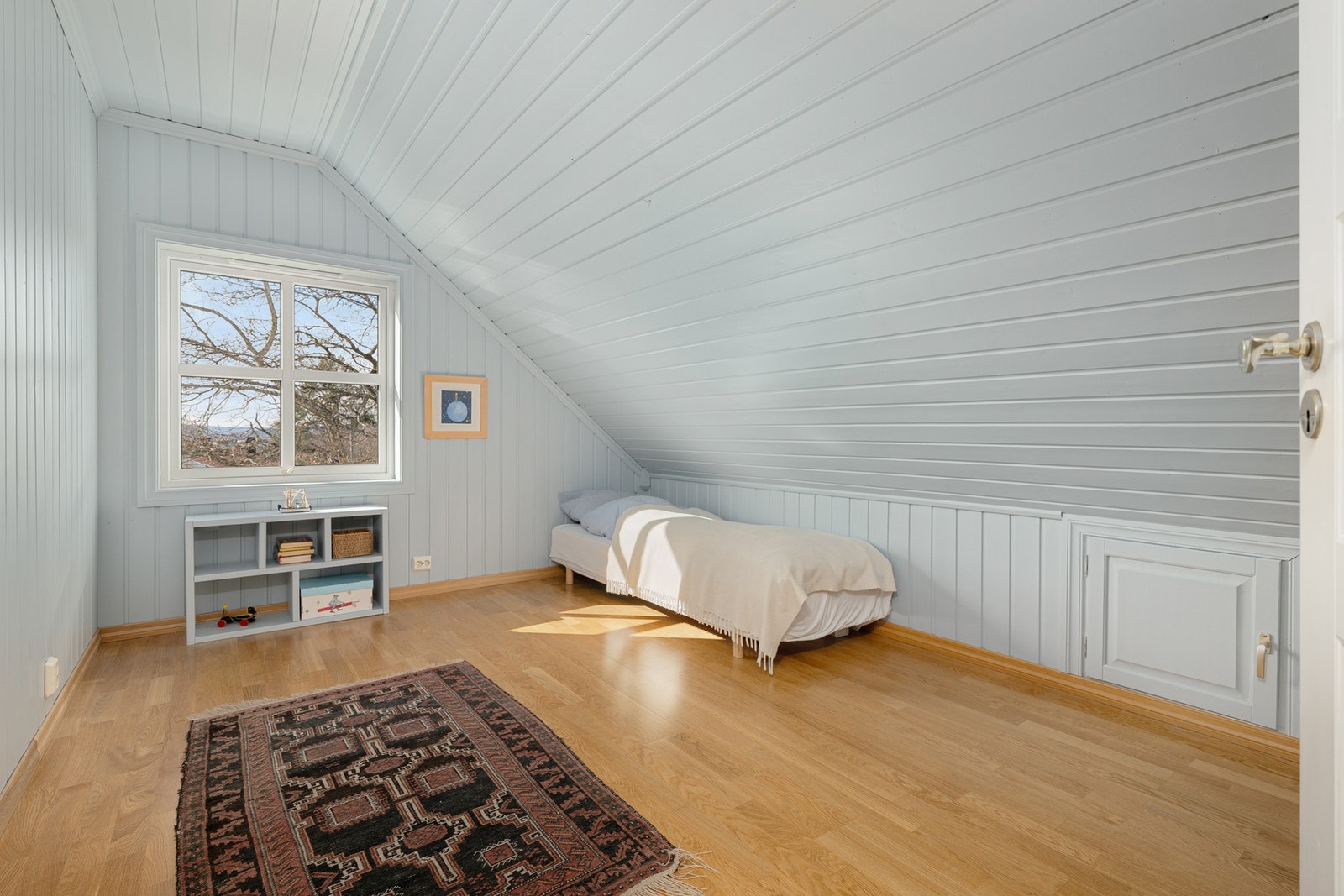 Soverom I fremstår romslig med god plass til seng, nattbord og ulike oppbevaringsløsninger. Galleribilde