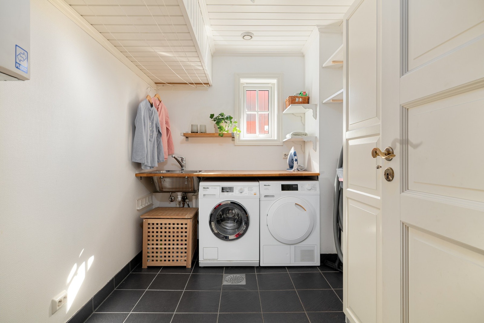 Praktisk vaskerom med opplegg for både vaskemaskin og tørketrommel. Galleribilde