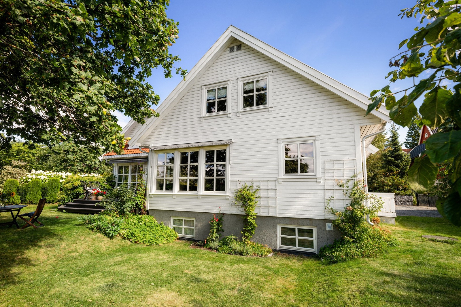 Frodige beplantninger med variert blomstring gjennom sesongen. Galleribilde