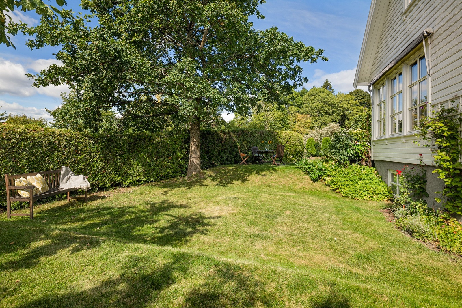 Tomten gir rikelig med boltreplass for både små og store, og egner seg svært godt til ulike utendørs aktiviteter gjennom sesongen. Galleribilde