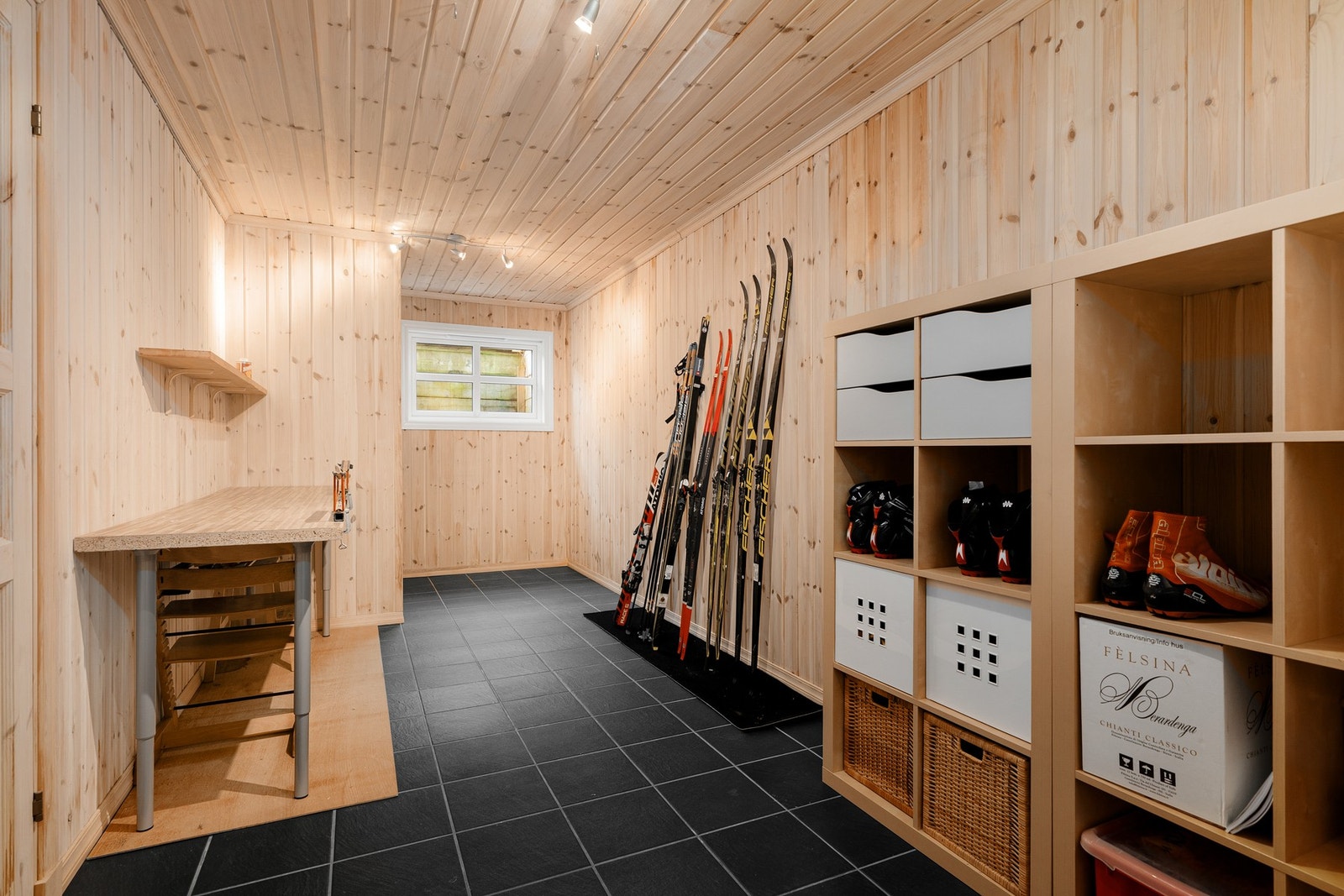 Bod benyttet til smøring av ski samt praktisk oppbevaring. Galleribilde