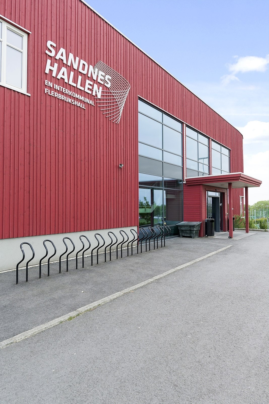 For alle som elsker idrett, tilbyr Sandneshallen et bredt spekter av aktiviteter og fasiliteter for enhver smak. Galleribilde