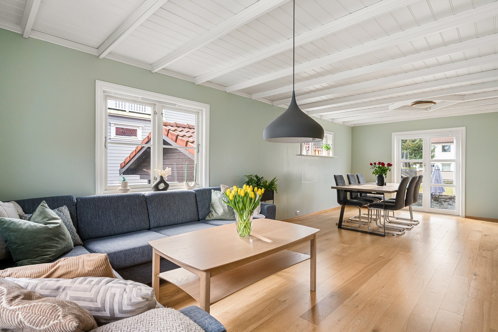 Velkommen til en velholdt og sjarmerende enebolig over tre plan, beliggende i et attraktivt og barnevennlig boligområde på Sandved. Galleribilde